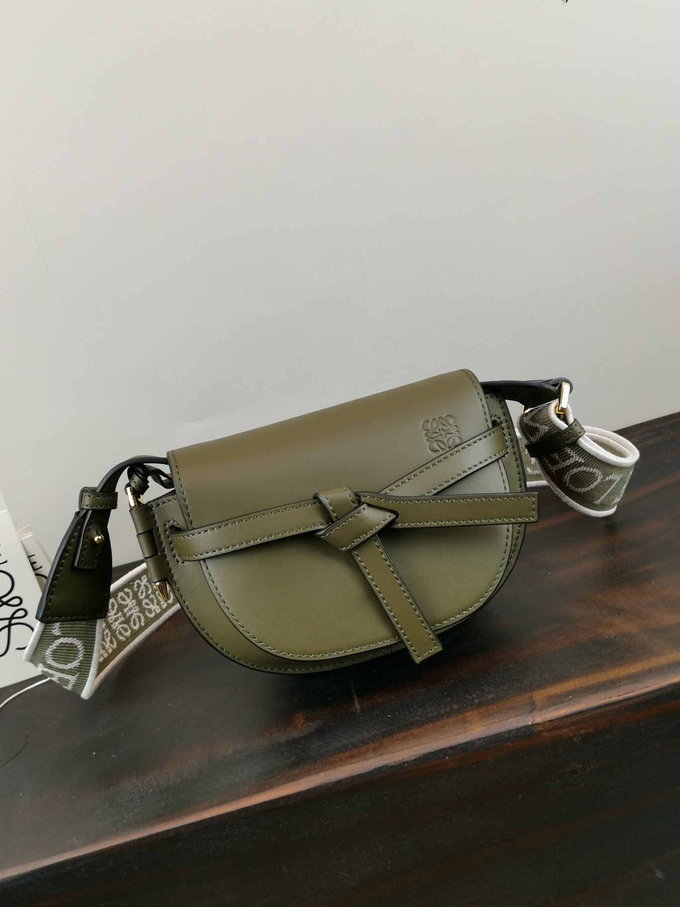 NO:186572,Original special grade, high quality, fan, upgraded letters, shoulder straps, saddle bag, MiniGateDual handbag shipped 56t21S, Juezi, √ The shoulder strap is simply a soul pen, giving gate a new life bag, made of soft cowhide leather, removable and adjustable cowhide lifting and embroidered shoulder straps~ one-shoulder crossbody, waist bag, chest bag is very ~ the upper body shows temperament, the capacity is also very online, no pressure, must be purchased size21*12.5*9cm, special grade Luo Yiwei, loewe, cowhide19860909原厂特级 高质量 迷 升级版字母寛肩带马鞍包MiniGateDual手袋出货56t21S 绝绝子√寛肩带简直是灵魂之笔 赋予了gate全新的生命包身采用柔软牛皮革精制而成,可拆卸调节牛皮提绣花肩带～单肩斜挎、腰包 胸包都非常~背上身很显气质 容量也非常在线 无压力 必入款 size21*12.5*9cm,特级罗意威,loewe,cowhide,Bag