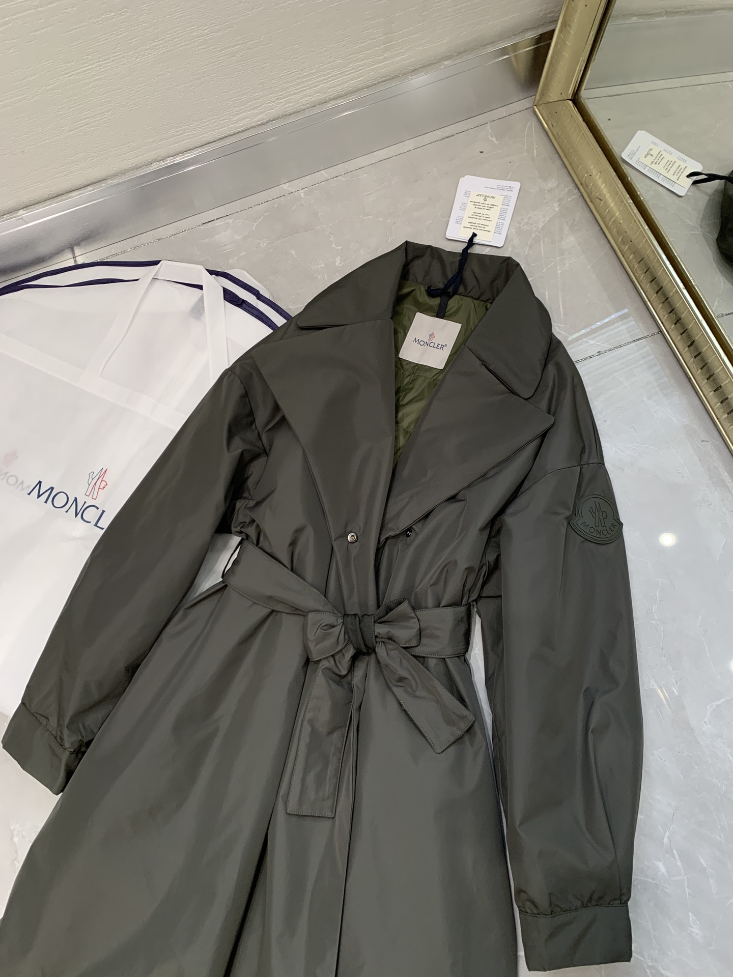 2022moncler 专柜最新款腰带宽领羽绒风衣
