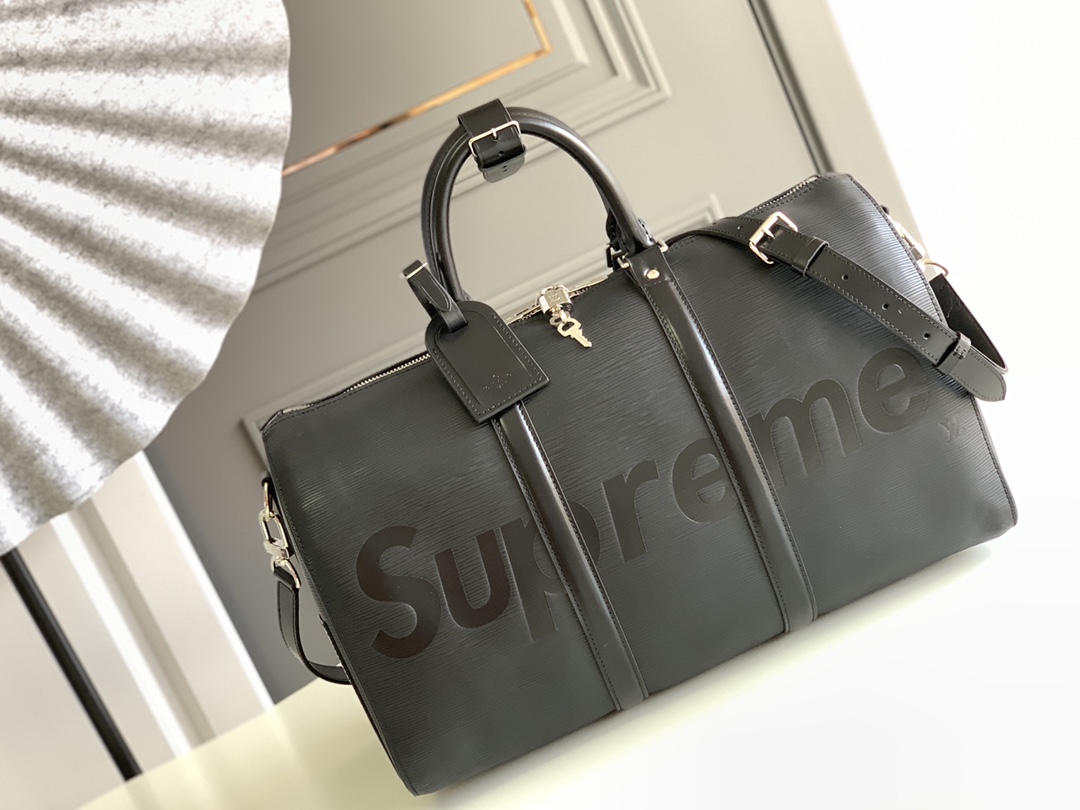 回货顶级原单supreme keepall旅行袋45cm  M53419黑色让你们久等的Louis Vuitton~supreme 旅行袋 一线国际大牌路易威登与街头一线品牌潮牌联名合作款 由EPl水波纹牛皮制作而成的keppall 45cm旅行袋 此次联名系列中的包款是最引人注目的 对于L家来说这样的风格可以说是突破性的 风格独特活泼 使经典设计造型展现别样魅力 size 45x27x20cm