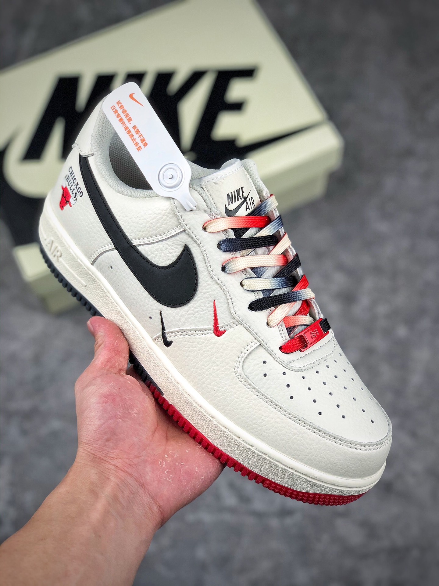 本地自取 支持放店
Nk Air Force 1 Low ’07“米黑红”芝加哥公牛队城市限定空军一号低帮休闲板鞋 CH2806-306
#定制头层皮料 3M反光 原楦原纸板 水晶双色大底 纯正版型 内置全掌气垫
尺码：36 36.5 37.5 38 38.5 39 40 40.5 41 42 42.5 43 44 44.5 45