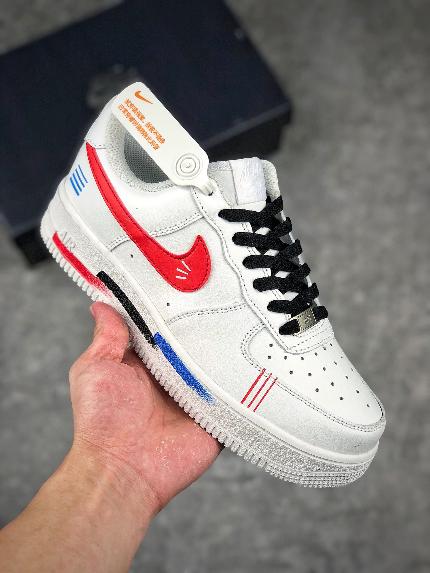 本地自取 支持放店
Nike Air Force 1 Low 白蓝红
空军一号低帮休闲板鞋 
原厂皮料 原楦原纸板 纯正版型 高清洁度 内置全掌气垫
货号：CW2288-111
Size：36 36.5 37.5 38 38.5 39 40 40.5 41 42 42.5 43 44 44.5 45