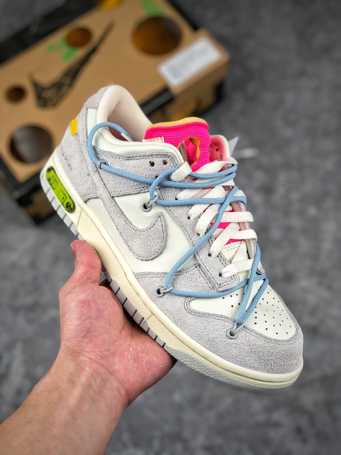 本地自取 终端放货
 Off-White x Nk Dunk Low“12 of 50”OW 麂皮 SB扣碎篮板时尚休闲板鞋 DJ0950-118
#原厂原档案开发，原盒原标，原厂头层皮料，正确配套防尘纸、衬纸、联名防盗扣
尺码：36 36.5 37.5 38 38.5 39 40 40.5 41 42 42.5 43 44 44.5 45 46 47.5