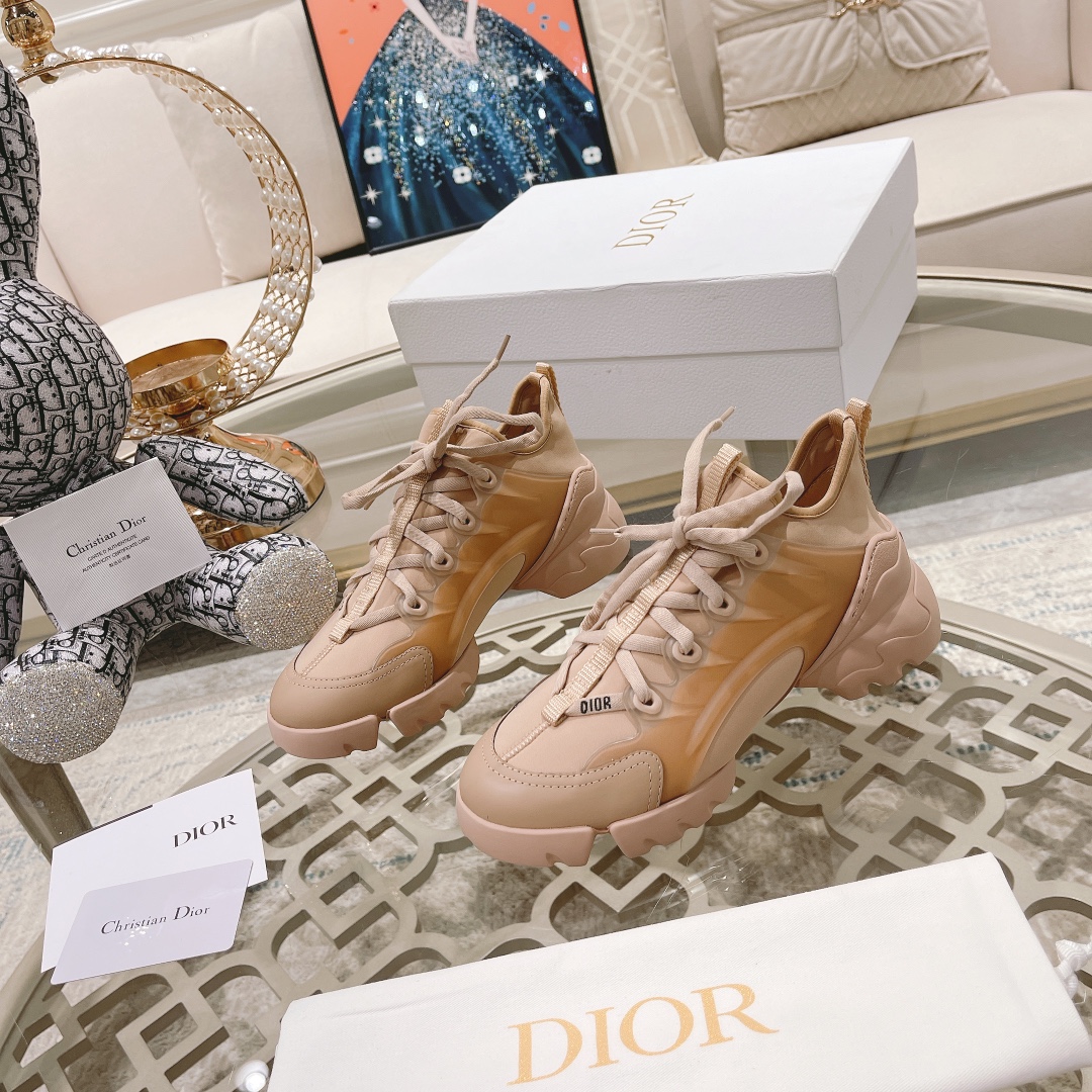 NO:238506,Dior Classic Series Casual Sports Shoes This D-Connect sneakers debuted in the 2019 Spring and Summer Ready-to-wear series launch show and has now become a classic Dior style. It is carefully crafted with micro-stretched technology fabrics. The rubber thick sole is divided into two parts, front and rear, paired with transparent rubber inserts. The back side is decorated with the 