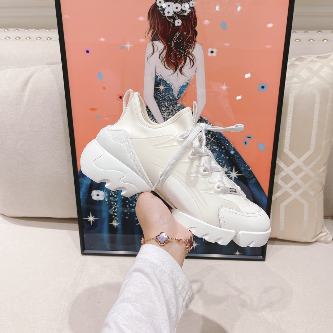 NO:420296,Dior Classic Series Casual Sports Shoes This D-Connect sneakers debuted in the 2019 Spring and Summer Ready-to-wear series launch show and has now become a classic Dior style. It is carefully crafted with micro-stretched technology fabrics. The rubber thick sole is divided into two parts, front and rear, paired with transparent rubber inserts. The back side is decorated with the 'DIOR' logo of the same color, combined with the combined use of multiple materials to create a fashionable and modern shape, and the double tongue design is easy to wear. The upper is decorated with grosgrain straps, the 'DIOR' logo laces front and rear lifting rings, and the 'DIOR' logo rubber sole is decorated with the lucky star symbol of Christian Dior. It has a super comfortable feeling on the feet and is not to be missed in all seasons!  Size: size 34-41 (34, 40, 41 custom made without return or replacement), casual shoes/sports shoes, dior, sneakers19860909Dior经典系列休闲运动鞋 这款 D—Connect 运动鞋于二零一九春夏成衣系列发布秀初次亮相,现已成为 Dior 经典款式.采用微弹的科技面料精心制作,橡胶厚底分为前后两个部分,搭配透明橡胶镶片.后侧饰以同色调的“ DIOR ”标志点缀,结合多种材质的综合使用,打造时尚现代的造型,双鞋舌设计便于穿着. 鞋面饰有罗缎饰带透明橡胶镶片, “ DIOR ”标志鞋带前后提拉环, “ DIOR ”标志橡胶鞋底饰以 Christian Dior 的幸运星符号. 上脚具有超级舒适感,四季都不容错过的一款休闲鞋！ Size: 34-41码（34,40,41定做不退不换）,休闲鞋/运动鞋,dior,sneakers,Women's Shoes