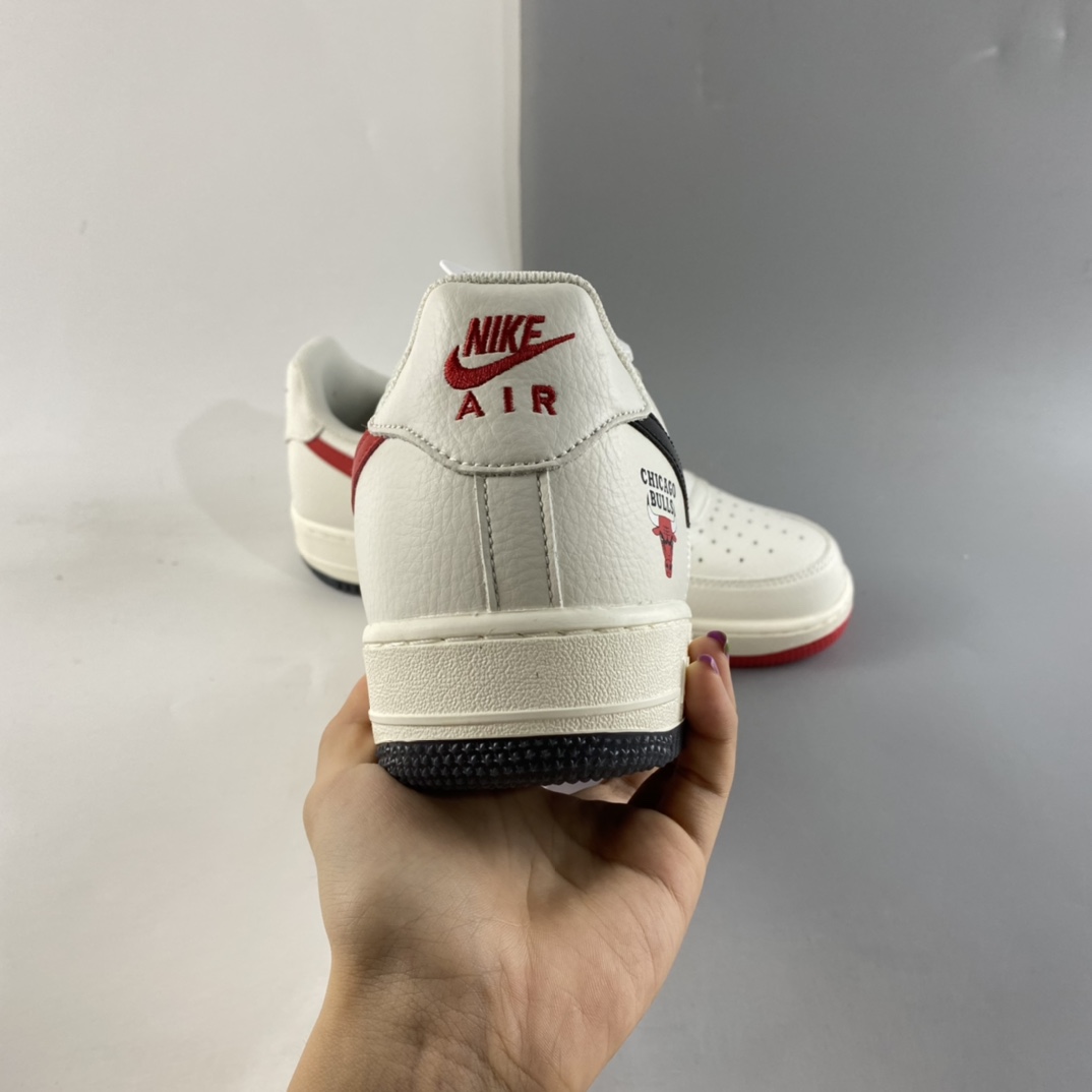 P260  NIKE Air Force 1 Low ’07“米黑红”芝加哥公牛队板鞋 CH2806-306