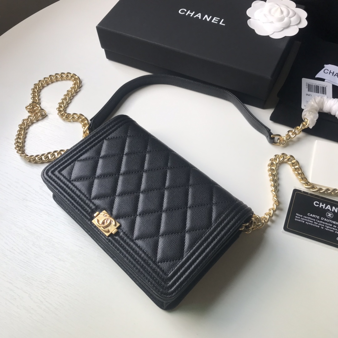 Chanel 鱼子酱woc到货配肩带 细节美到淋漓尽致 黑金尺寸：19x12.5x3cm