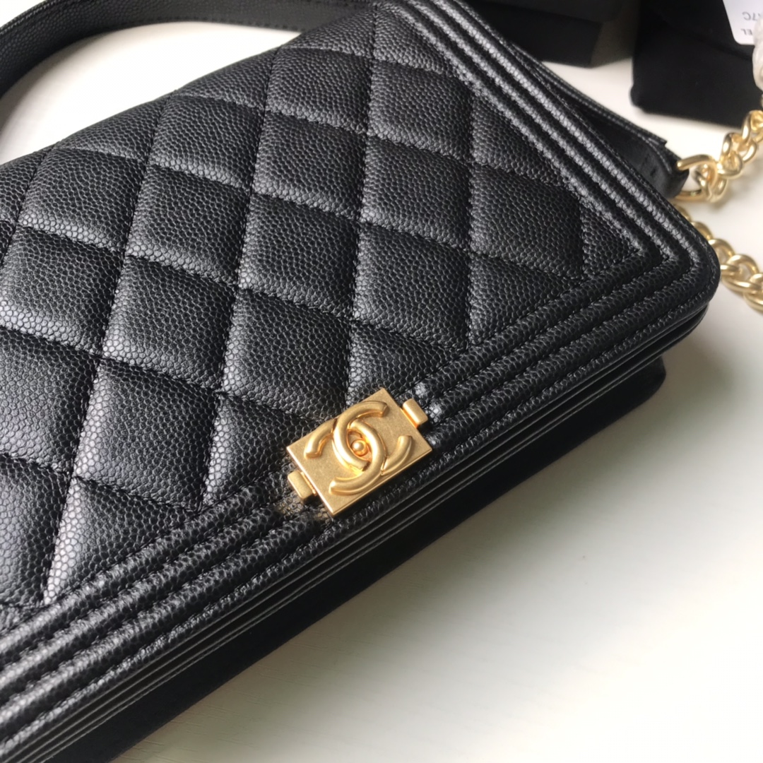 Chanel 鱼子酱woc到货配肩带 细节美到淋漓尽致 黑金尺寸：19x12.5x3cm