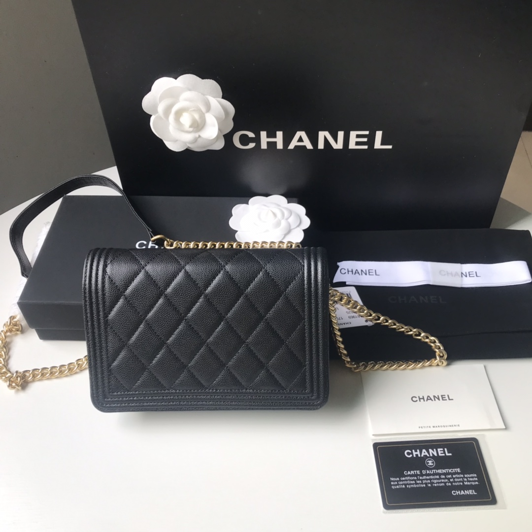 Chanel 鱼子酱woc到货配肩带 细节美到淋漓尽致 黑金尺寸：19x12.5x3cm