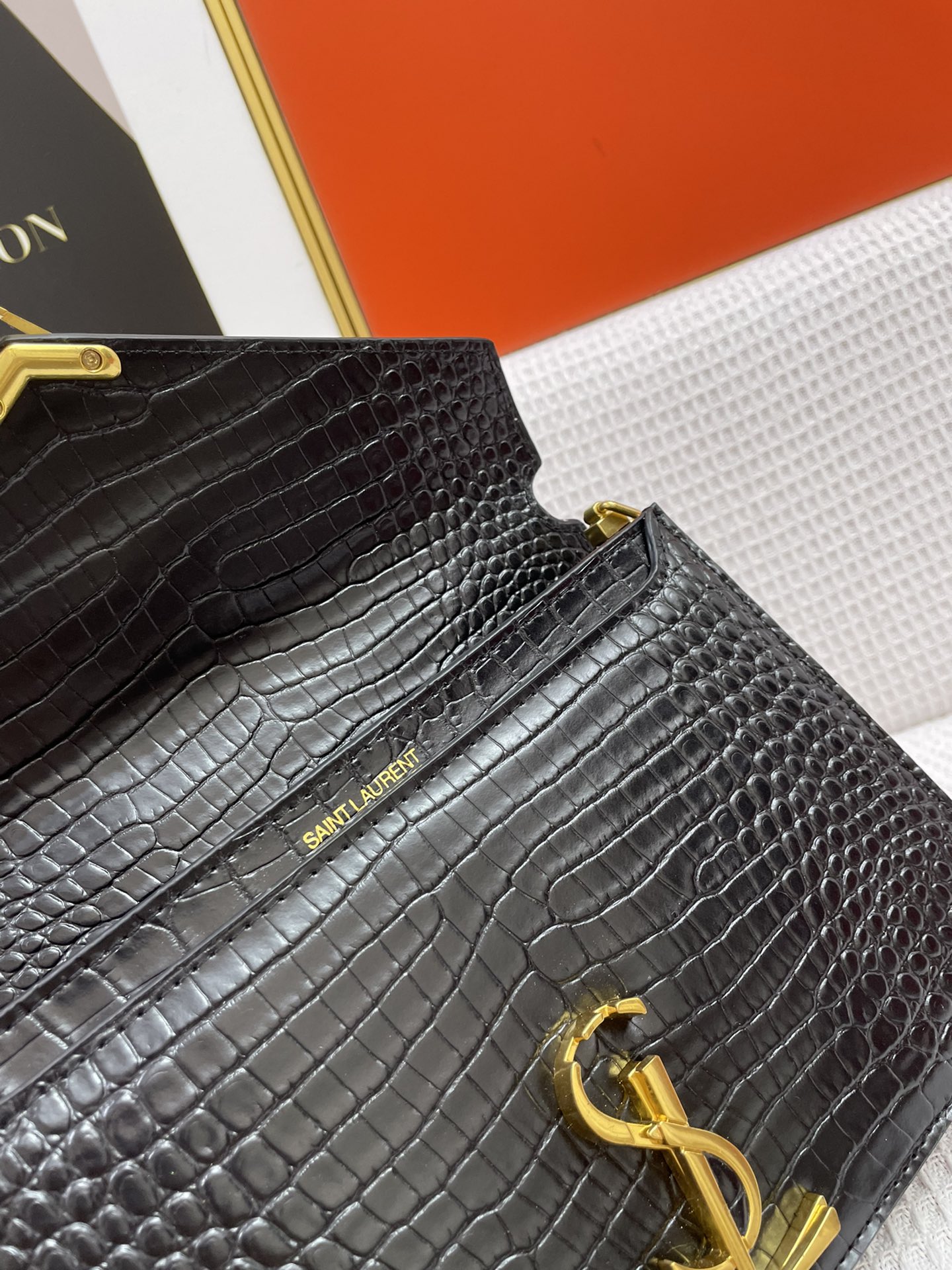 430 YSL 最新款 小鳄鱼纹 信封元素的时尚单品，