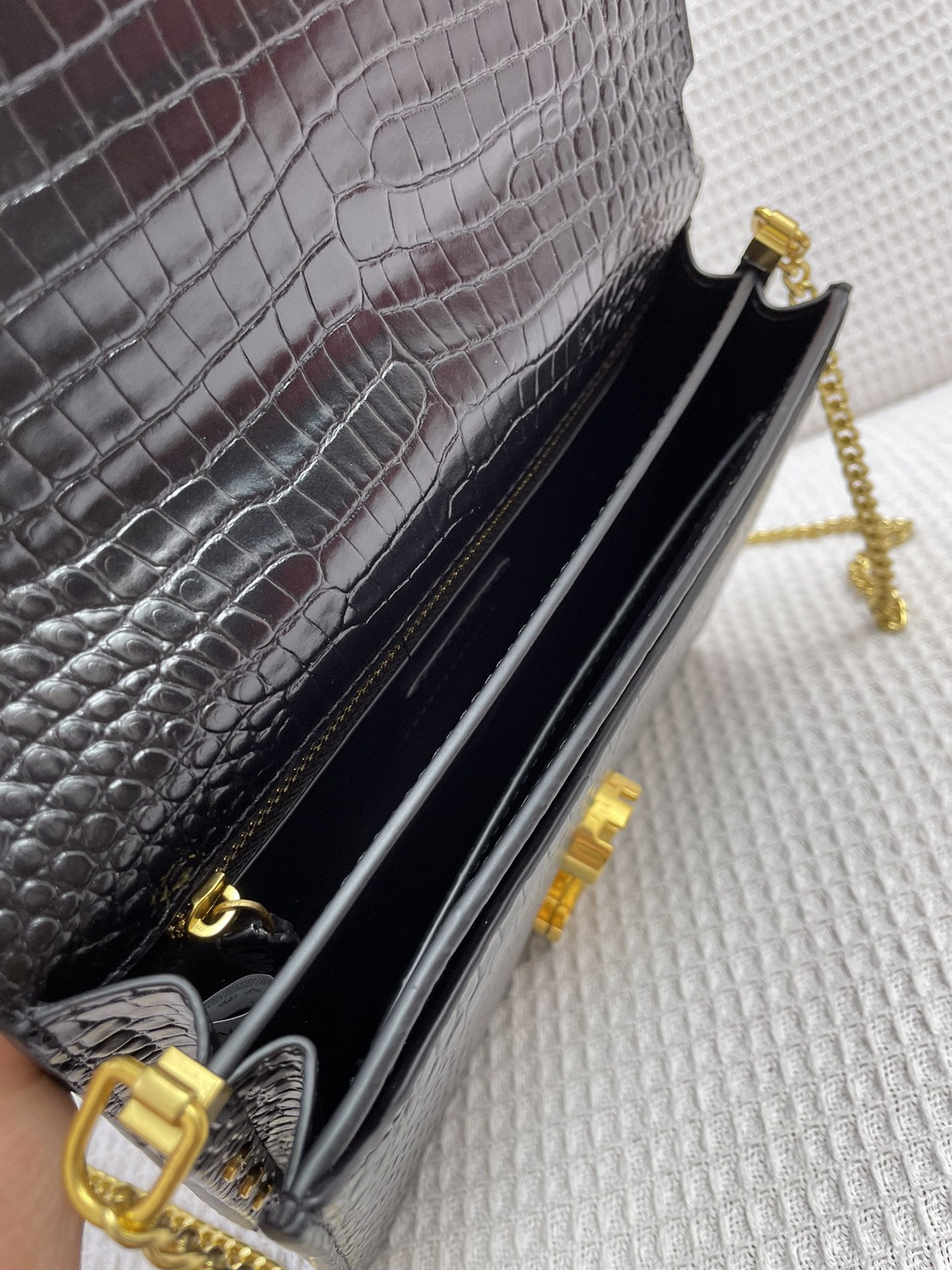 430 YSL 最新款 小鳄鱼纹 信封元素的时尚单品，