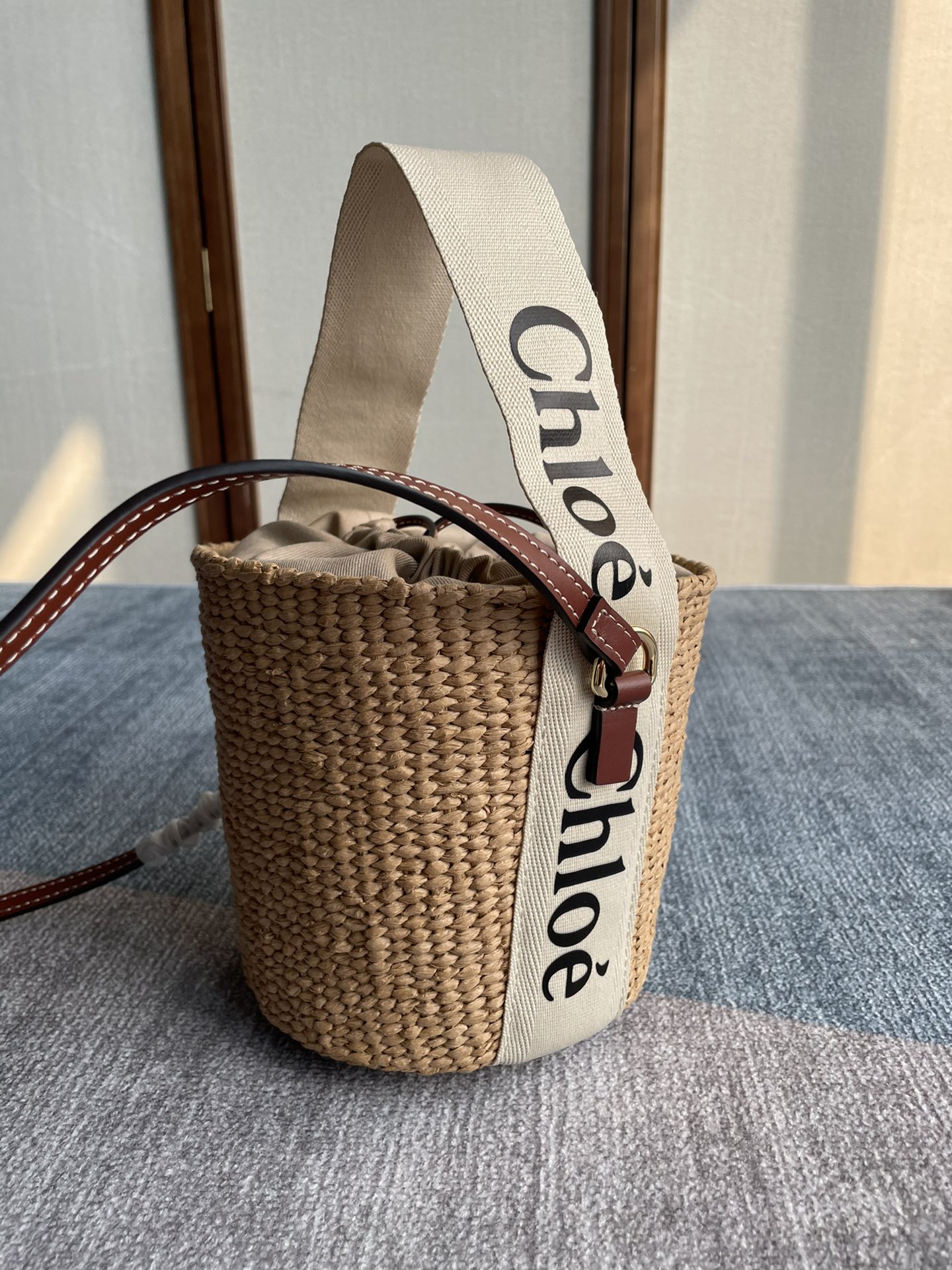 p520。 Chloe全新藤编包 Small Woody Basket菜篮子水桶包火爆上市！
小号Woody提篮包饰有Woody缎带，背法则更加多元(手提、肩背和斜挎)。小号Woody具小巧圆润提篮造型，以抽绳束紧，一条长皮革背带可供肩背和斜挎更添些许随性感。款号6048 17*16*16cm