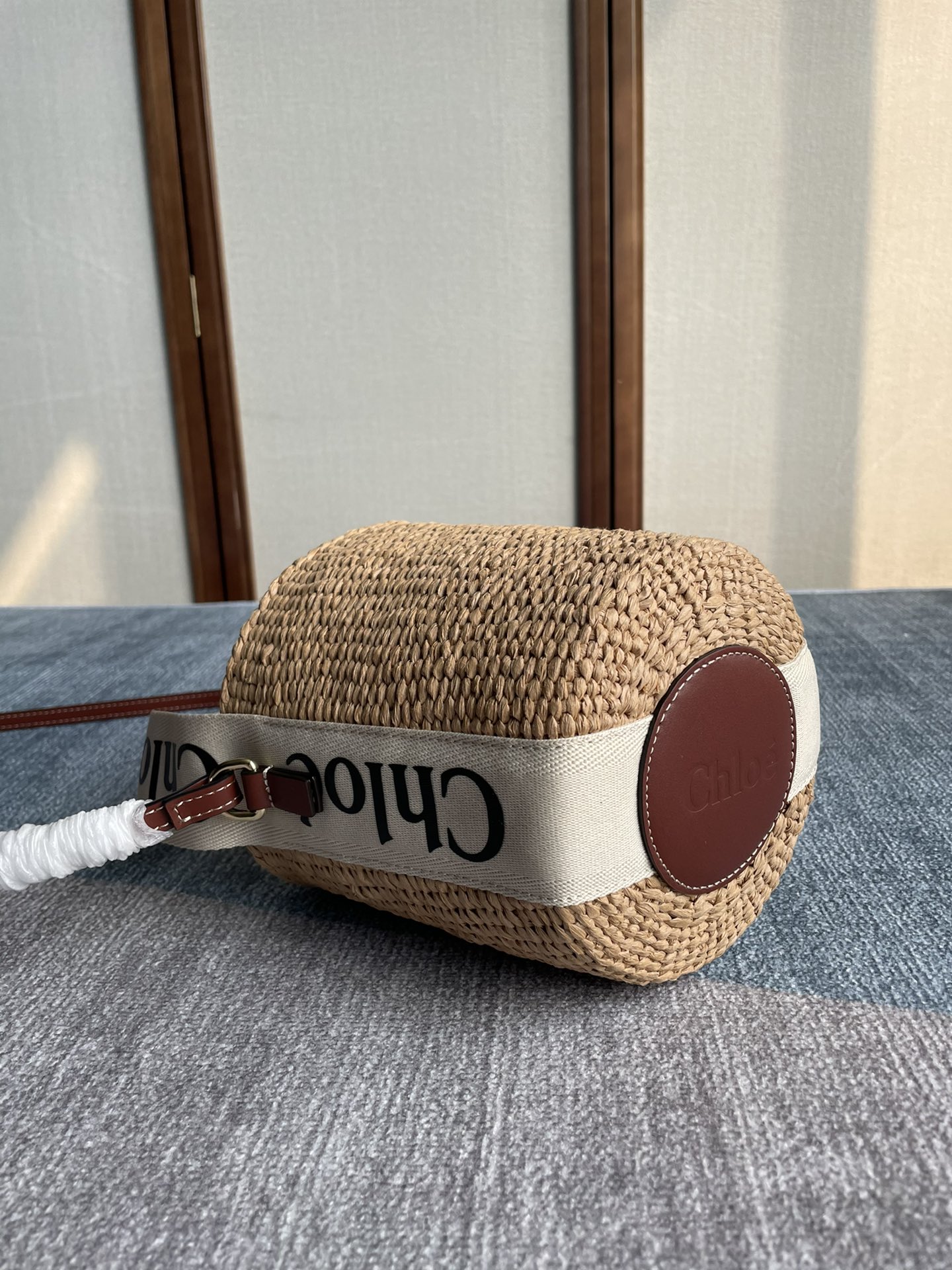 p520。 Chloe全新藤编包 Small Woody Basket菜篮子水桶包火爆上市！
小号Woody提篮包饰有Woody缎带，背法则更加多元(手提、肩背和斜挎)。小号Woody具小巧圆润提篮造型，以抽绳束紧，一条长皮革背带可供肩背和斜挎更添些许随性感。款号6048 17*16*16cm