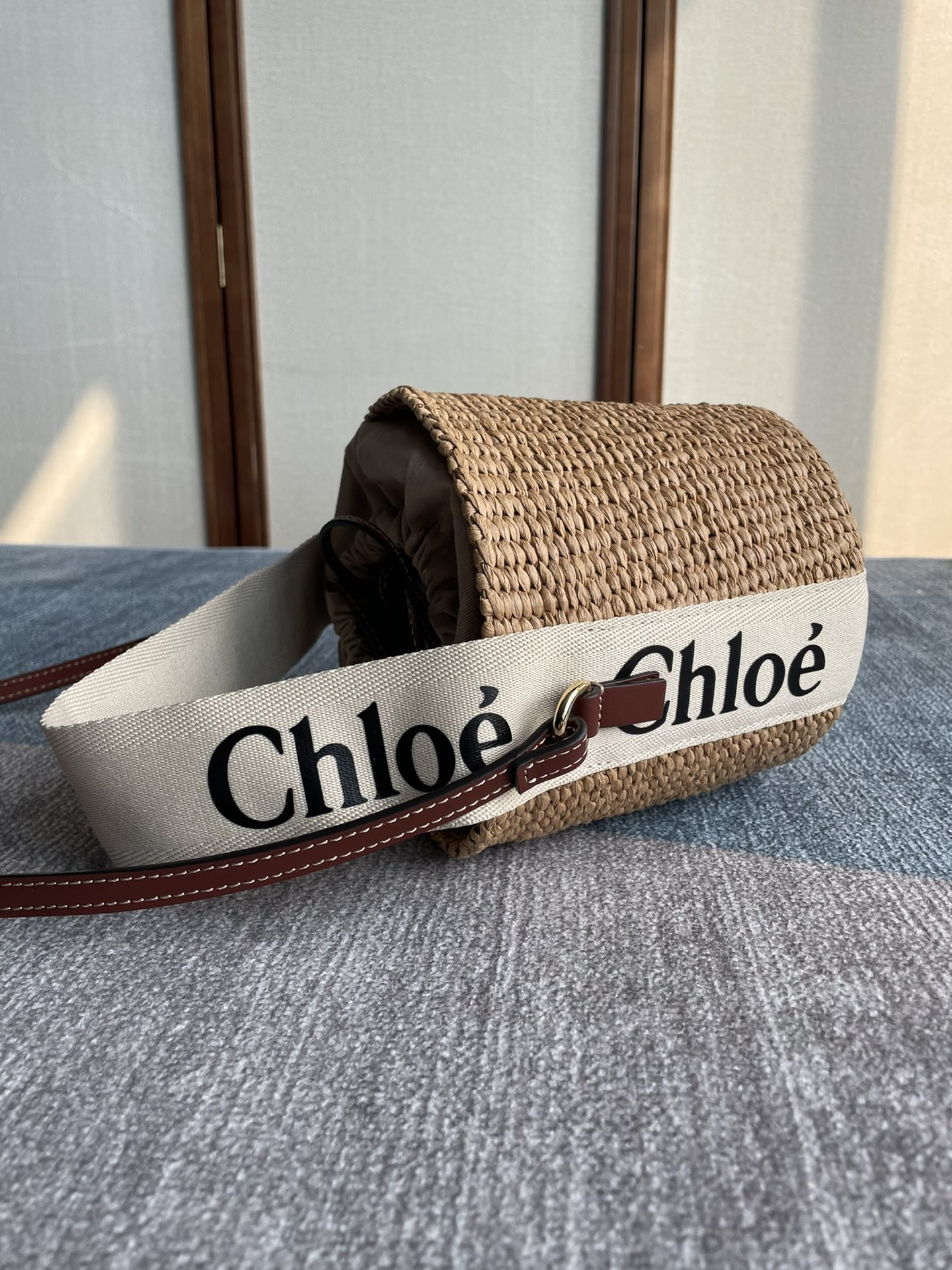 p520。 Chloe全新藤编包 Small Woody Basket菜篮子水桶包火爆上市！
小号Woody提篮包饰有Woody缎带，背法则更加多元(手提、肩背和斜挎)。小号Woody具小巧圆润提篮造型，以抽绳束紧，一条长皮革背带可供肩背和斜挎更添些许随性感。款号6048 17*16*16cm