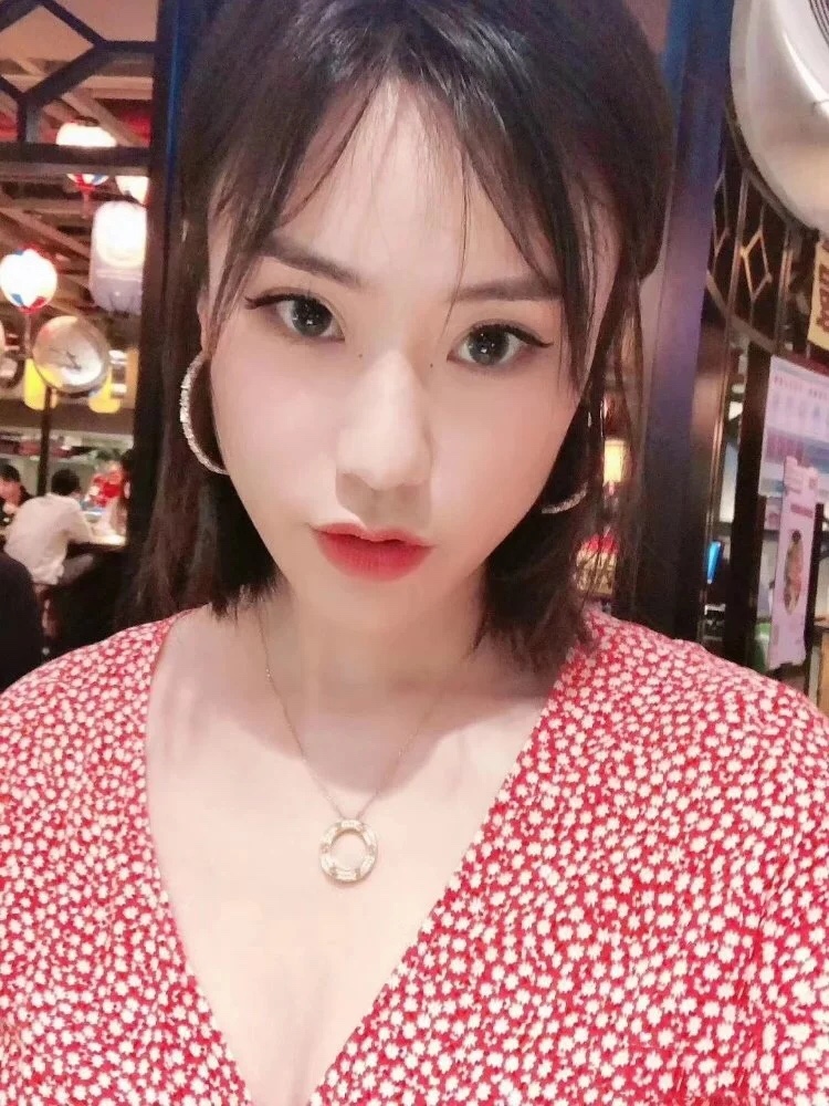 NO:102239,Kajia Star True Love Big Round Cake Necklace This is a model that has a full aura after wearing it. It's really awesome. Cartier necklace, cartier, necklace19860909卡家 满天星真爱love大圆饼 项链 戴上之后气场全开的一款,真的很哇塞,卡地亚项链,cartier,necklace,Jewelry