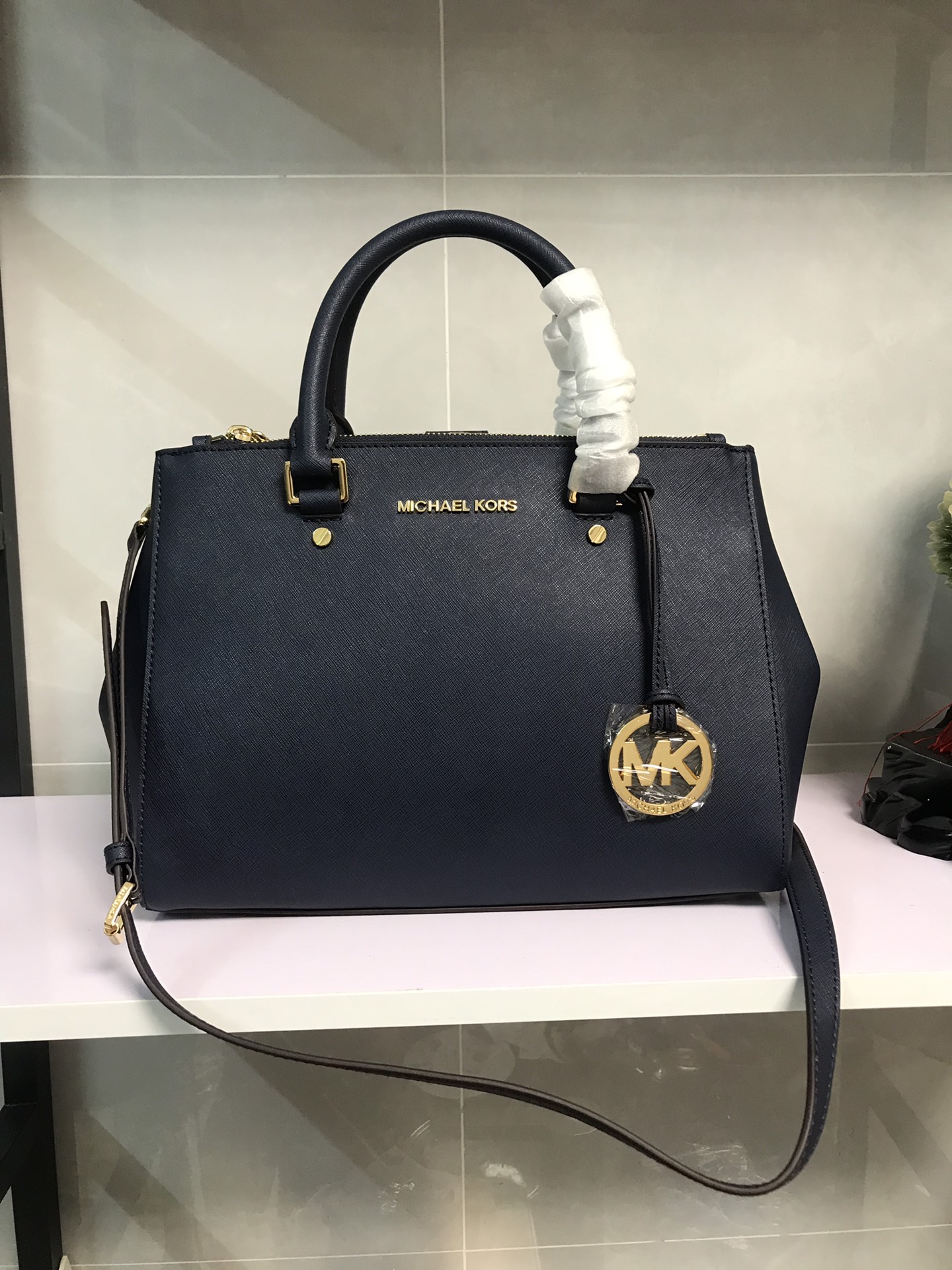 Michael Kors MK中号双拉链 杀手包 十字纹牛皮 单肩斜挎手提包 、 又奢华 令女人特质尽显 三隔层设计非常实用