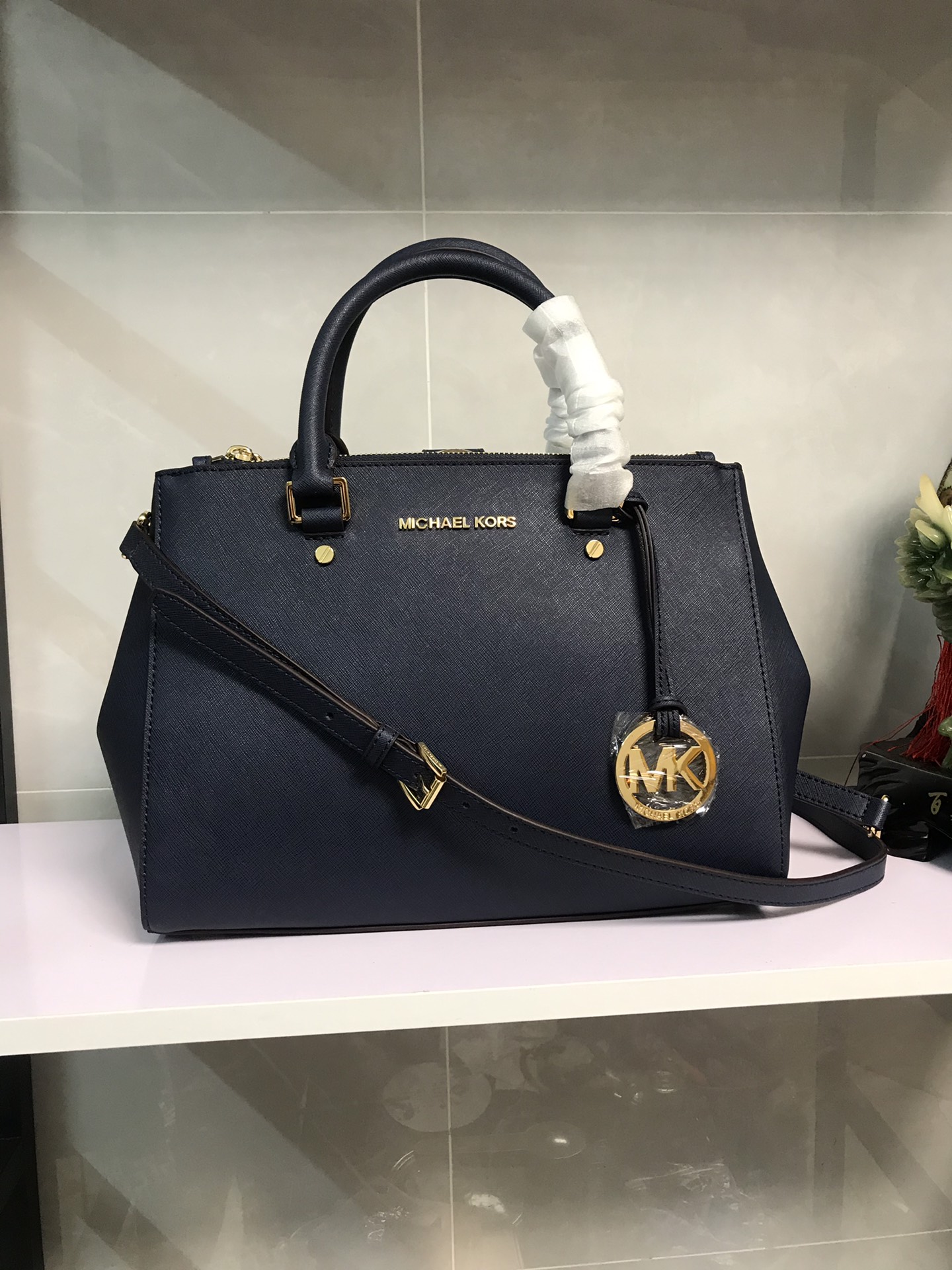 Michael Kors MK中号双拉链 杀手包 十字纹牛皮 单肩斜挎手提包 、 又奢华 令女人特质尽显 三隔层设计非常实用