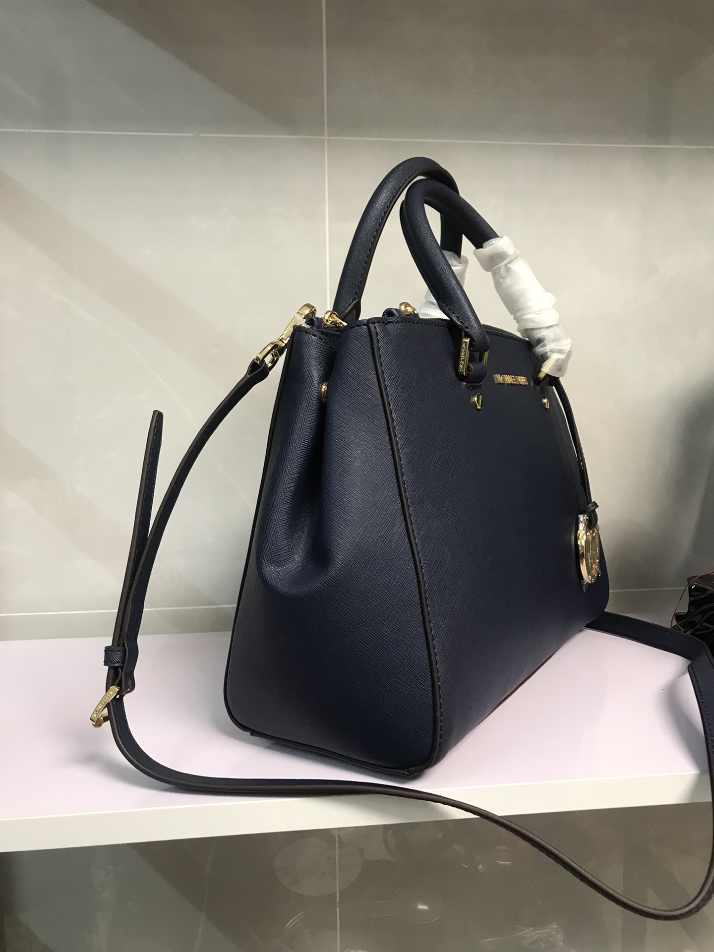 Michael Kors MK中号双拉链 杀手包 十字纹牛皮 单肩斜挎手提包 、 又奢华 令女人特质尽显 三隔层设计非常实用