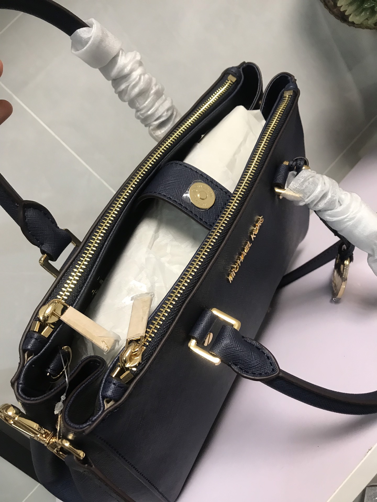 Michael Kors MK中号双拉链 杀手包 十字纹牛皮 单肩斜挎手提包 、 又奢华 令女人特质尽显 三隔层设计非常实用