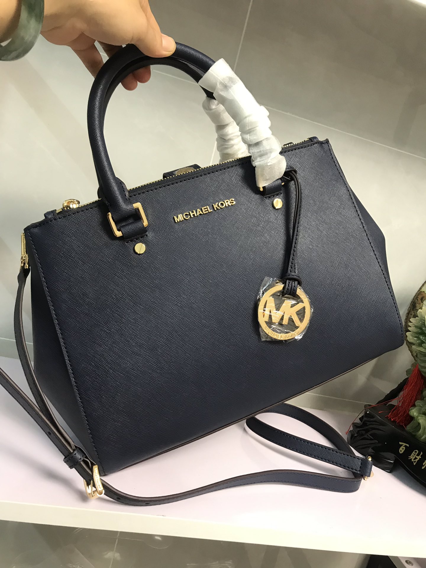 Michael Kors MK中号双拉链 杀手包 十字纹牛皮 单肩斜挎手提包 、 又奢华 令女人特质尽显 三隔层设计非常实用
