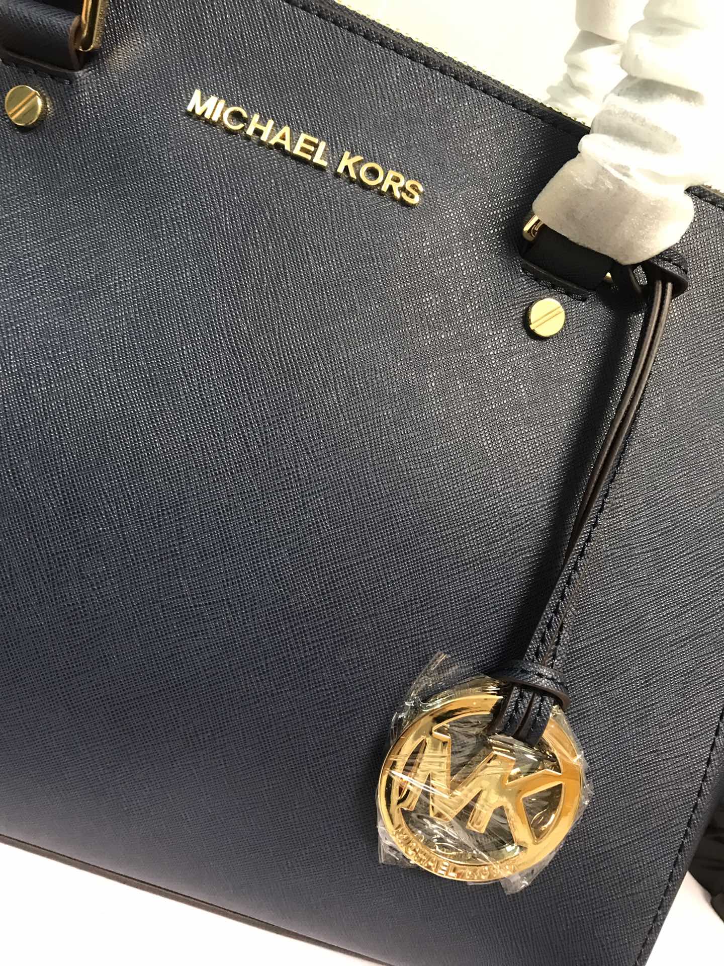 Michael Kors MK中号双拉链 杀手包 十字纹牛皮 单肩斜挎手提包 、 又奢华 令女人特质尽显 三隔层设计非常实用