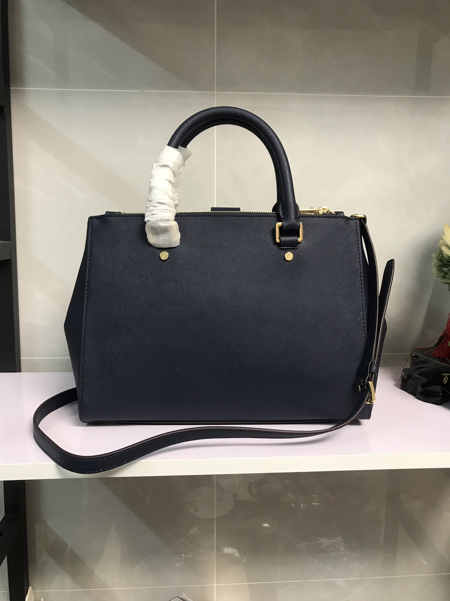 Michael Kors MK中号双拉链 杀手包 十字纹牛皮 单肩斜挎手提包 、 又奢华 令女人特质尽显 三隔层设计非常实用