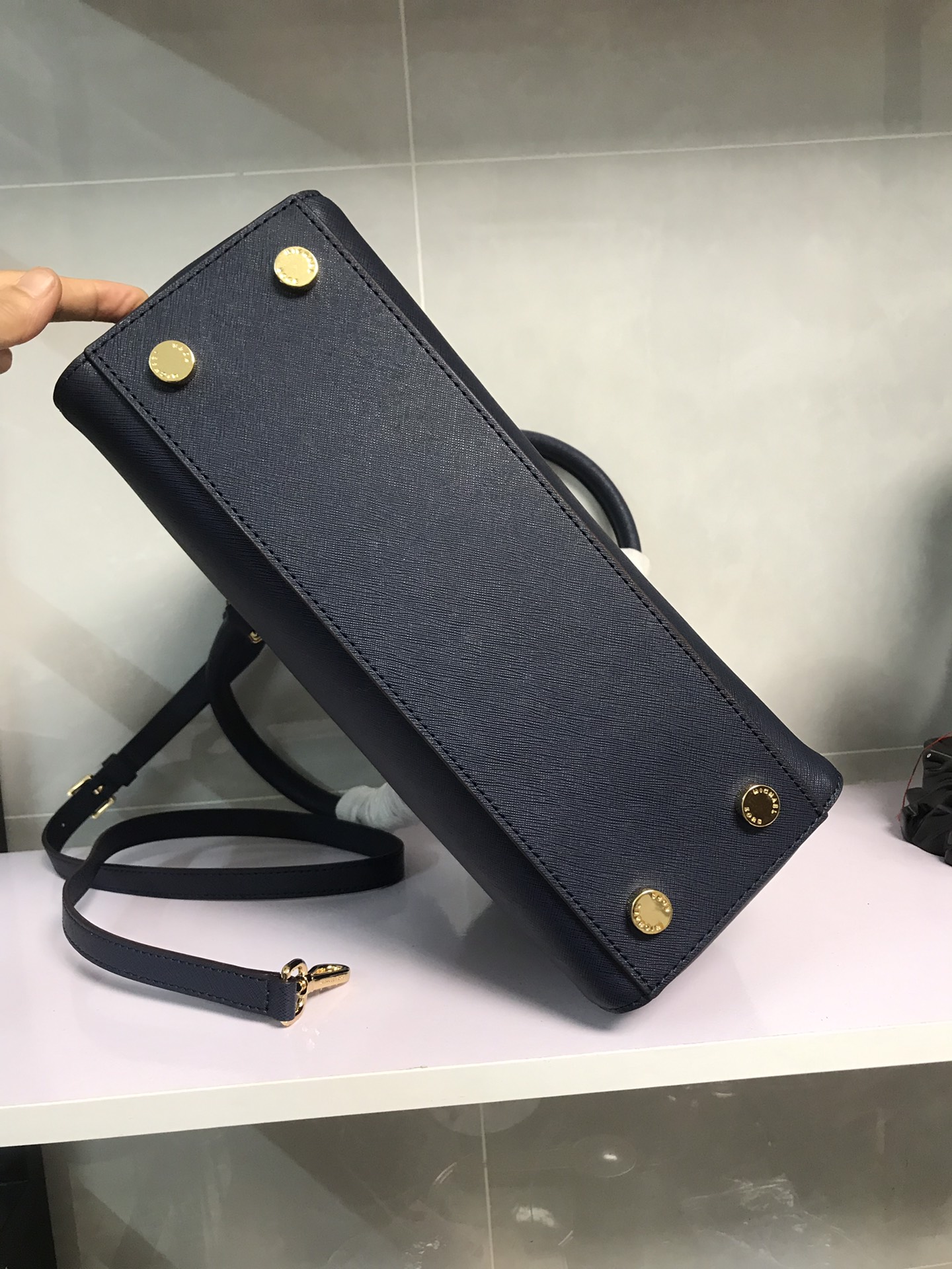 Michael Kors MK中号双拉链 杀手包 十字纹牛皮 单肩斜挎手提包 、 又奢华 令女人特质尽显 三隔层设计非常实用
