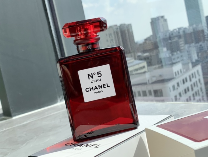 Chanel No 5 L'Eau Red Edition Eau de Toilette - Limited Edition 1 Chanel No 5 L'Eau Red Edition Eau de Toilette - Limited Edition