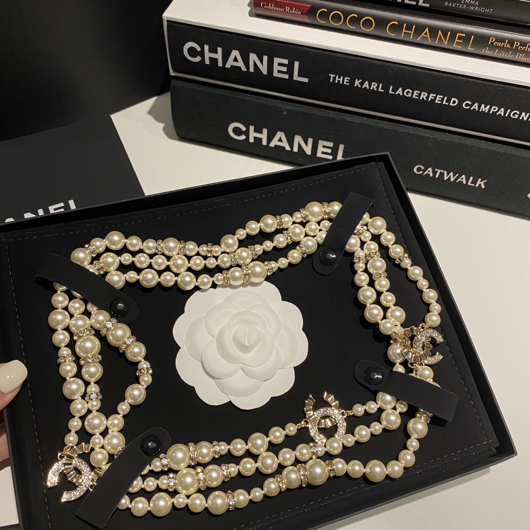 Dây chuyền Chanel chính hãng làm bằng gì Giá bao nhiêu