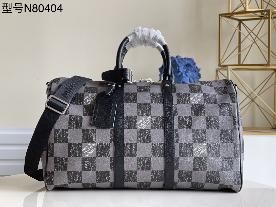 NO:397911,[Exclusive real photo N80404 Black] This Keepall Bandoulière 45 travel bag depicts Damier checkerboard pattern on the leather surface, giving the look of pencil graffiti. The Vuitton logo also appears in the square in a hand-painted style, paired with top handle, side strips and brand-name. Size 45 x 27 x 20 cm E. 900, LV [original leather], louis vuitton19860909【独家实拍 N80404黑格】本款 Keepall Bandoulière 45 旅行袋于皮革表面描绘 Damier 棋盘格纹,呈现铅笔涂鸦般观感,Vuitton 标识亦以手绘风格现身方格中,搭配顶部手柄、侧面饰带和名牌. 尺寸45 x 27 x 20 厘米 E. 900,LV【原厂皮】,louis vuitton,Bag