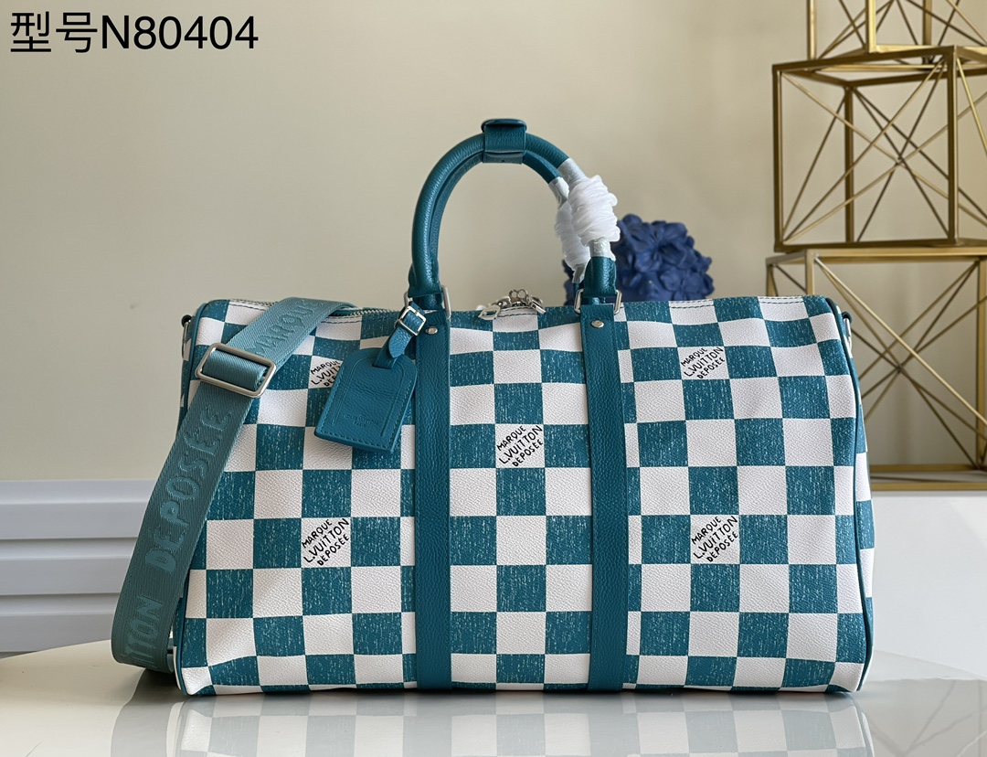 NO:397914,【Exclusive real photo N80404 green grid】This Keepall Bandoulière 45 travel bag depicts Damier checkerboard pattern on the leather surface, giving the look of pencil graffiti. The Vuitton logo also appears in the grid in a hand-painted style, paired with top handle, side strips and brand names. Size 45 x 27 x 20 cm E. 900, LV [original leather], louis vuitton19860909【独家实拍 N80404绿格】本款 Keepall Bandoulière 45 旅行袋于皮革表面描绘 Damier 棋盘格纹,呈现铅笔涂鸦般观感,Vuitton 标识亦以手绘风格现身方格中,搭配顶部手柄、侧面饰带和名牌. 尺寸45 x 27 x 20 厘米 E. 900,LV【原厂皮】,louis vuitton,Bag