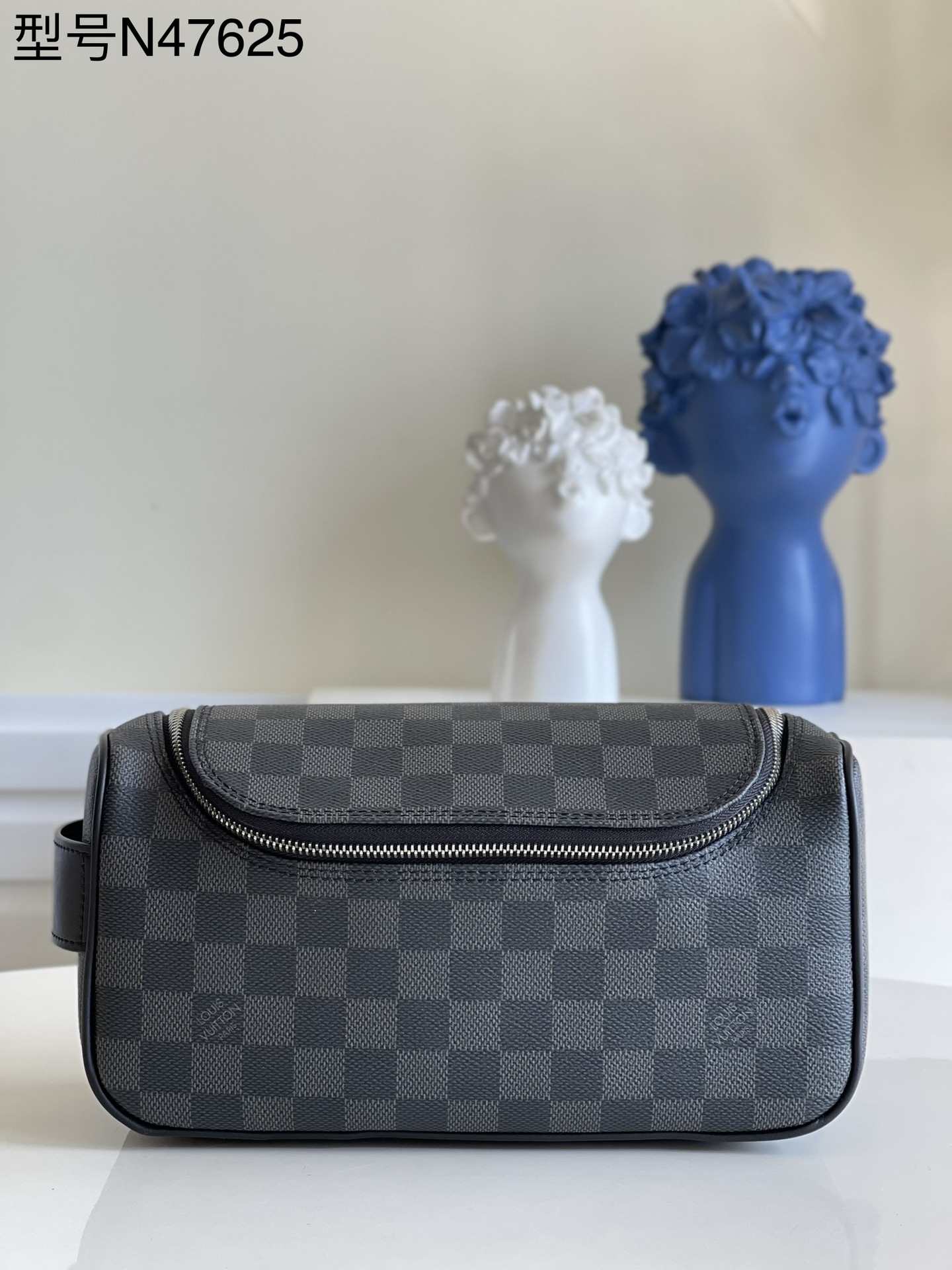 NO:397741,【Exclusive real photo N47625】Washing bag This dressing bag is made of Damier Graphite canvas, which is very rough. The practical elastic lining can keep the bottle upright. Size: 26.0 x 14.0 x 12.0 cm z.,LV【Original leather】,louis vuitton19860909【独家实拍N47625】盥洗包这款梳妆包采用Damier Graphite帆布制成,极具粗犷气息.实用的弹性内衬可保持瓶身直立.尺寸: 26.0 x 14.0 x 12.0 cm z.,LV【原厂皮】,louis vuitton,Bag