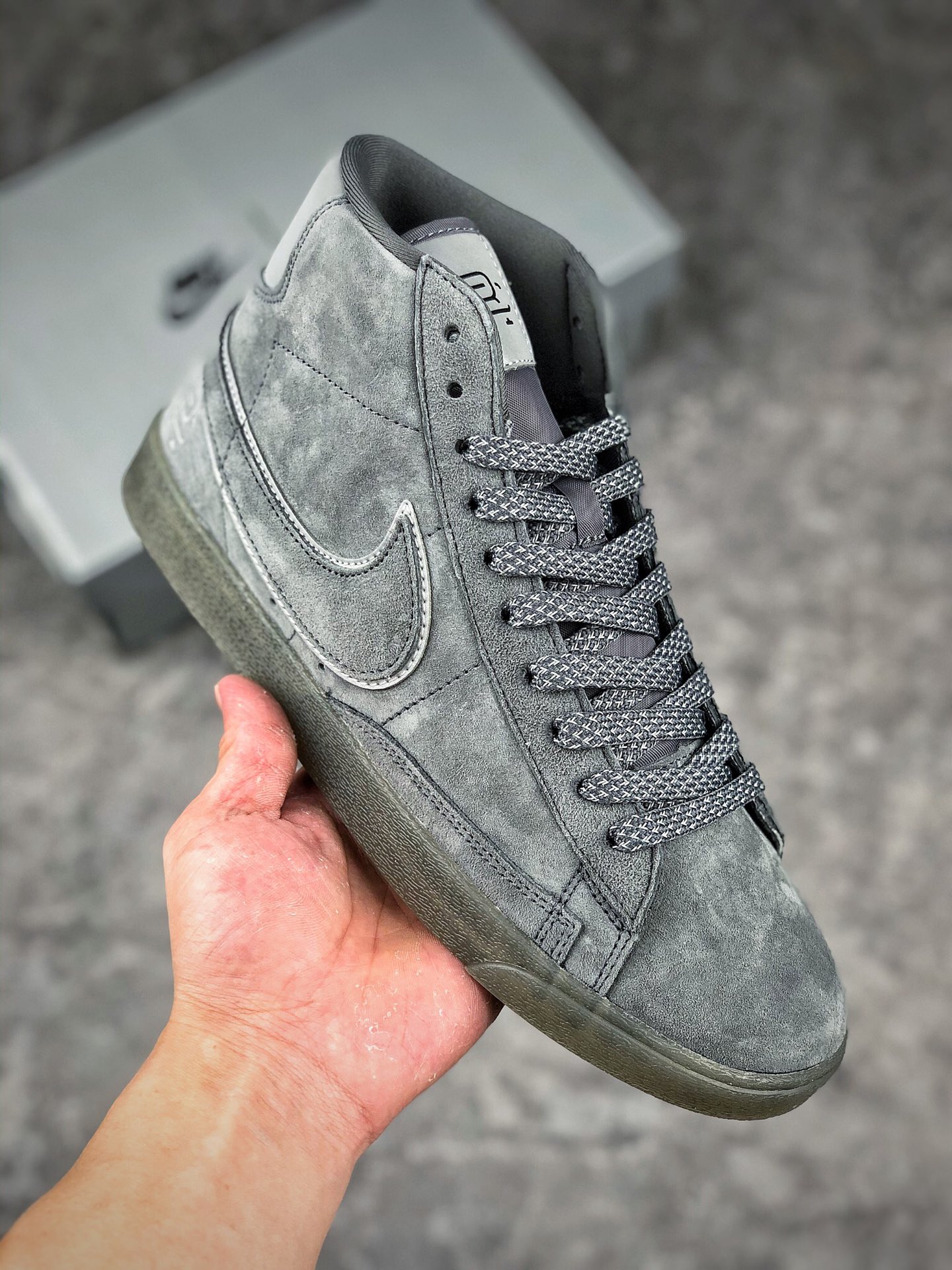 本地自取 支持放店
耐克/Nike Blazer Mid ’1977 VNTG 经典开拓者高帮百搭休闲运动板鞋。采用环保材料的大底 独特的鞋面连者鞋底印刷，演绎出了这个配色的独特风格，眼前的新设计选用皮质。配出当下流行的阴阳元素。呈现属于现代潮流的美感。货号: DC3278-280 
尺码：36 36.5 37.5 38 38.5 39 40 40.5 41 42 42.5 43 44