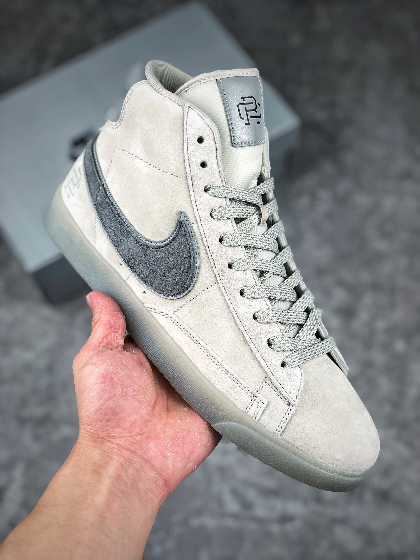 本地自取 支持放店
耐克/Nike Blazer Mid ’1977 VNTG 经典开拓者高帮百搭休闲运动板鞋。采用环保材料的大底 独特的鞋面连者鞋底印刷，演绎出了这个配色的独特风格，眼前的新设计选用皮质。配出当下流行的阴阳元素。呈现属于现代潮流的美感。货号: DC3278-280 
尺码：36 36.5 37.5 38 38.5 39 40 40.5 41 42 42.5 43 44