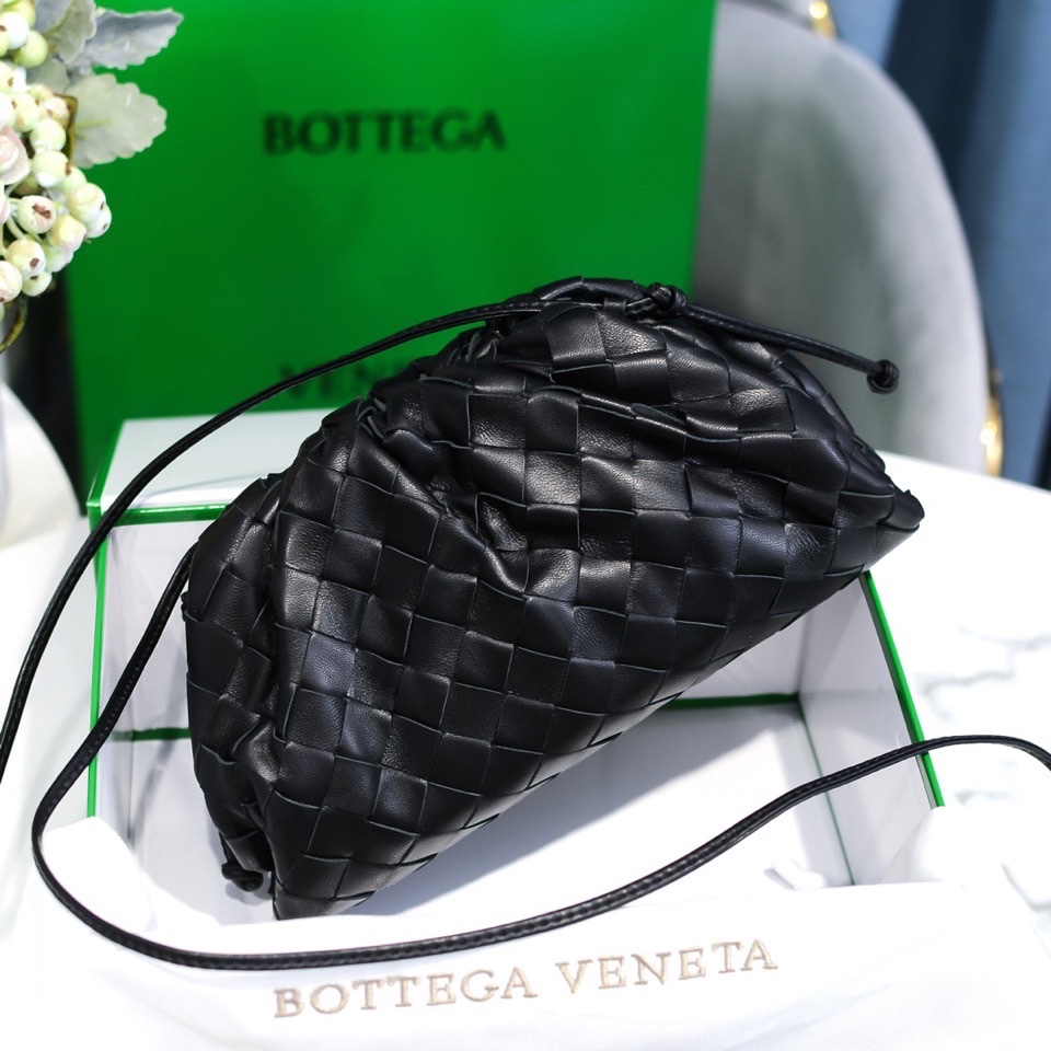 大格编织 The pouch 云朵包 前Celine设计师Daniel Lee入主BV后设计的第一个系列 版型上身极其销魂~时髦又有范~优雅简练 2