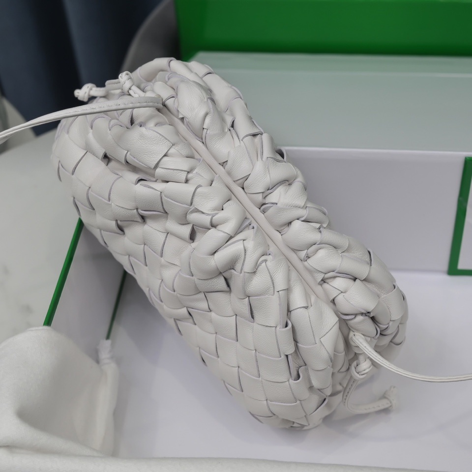 小云朵大格编织 The pouch 云朵包 前Celine设计师Daniel Lee入主BV后设计的第一个系列 5