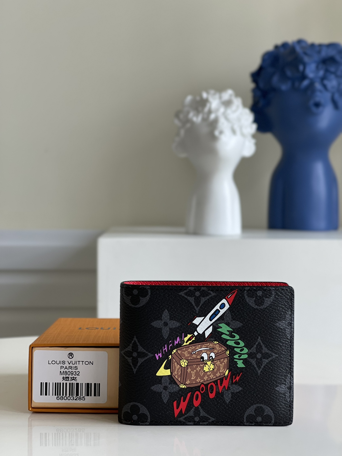 NO:397766,【Exclusive real-life M80932 short clip】M80930 MULTIPLE short clip adopts cool canvas with soft leather inner lining, with practical compartments and card slots to easily store credit cards, banknotes, receipts, etc. The folding and closing design is smaller and exquisite and can be carried with you. Size 11.5 x 9. cm z.,LV [original leather],louis vuitton19860909【独家实拍M80932短夹】M80930 MULTIPLE短钱夹 采用炫酷帆布搭配柔软皮革內里,内有实用隔层和卡槽可轻松收纳信用卡、纸钞、收据等.折叠开合设计更小巧玲珑可随身携带.尺寸11.5 x 9. cm z.,LV【原厂皮】,louis vuitton,Bag