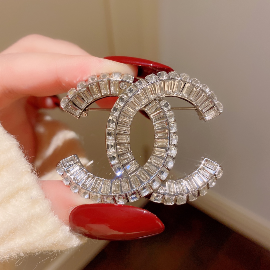 NO:102493,Small incense brooch double C inlaid rectangular diamond silver brooch, Chanel brooch, chanel, brooch, breastpin19860909小香胸针双C镶嵌长方形钻银色胸针,香奈儿胸针,chanel,brooch，breastpin,Jewelry