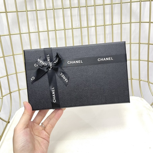 Chanel Perfume Miniature Set - N°5, L'Eau, Red Limited Edition - Gift Box 1 Chanel Perfume Miniature Set - N°5, L'Eau, Red Limited Edition - Gift Box