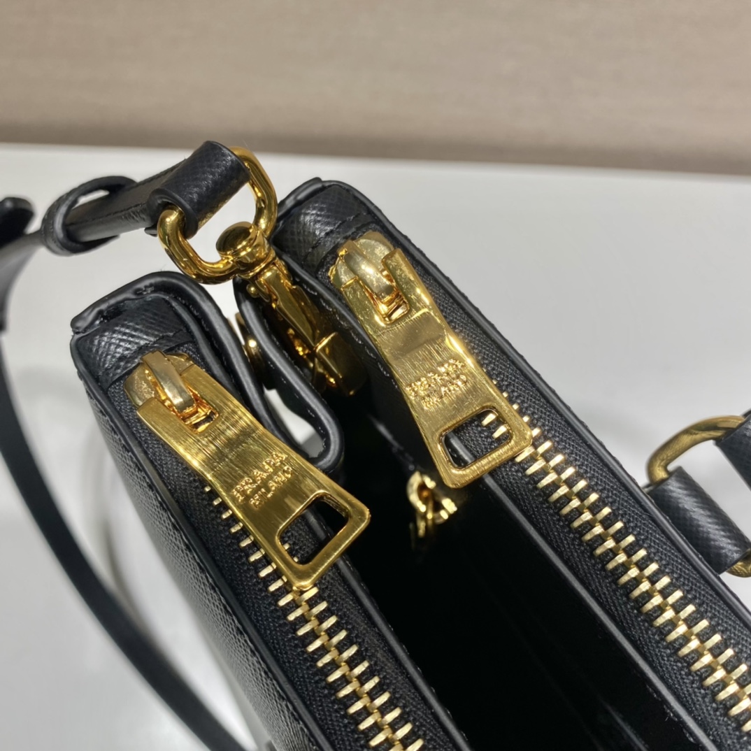 PRADA普拉达Saffiano皮革高身杀手包1BA304