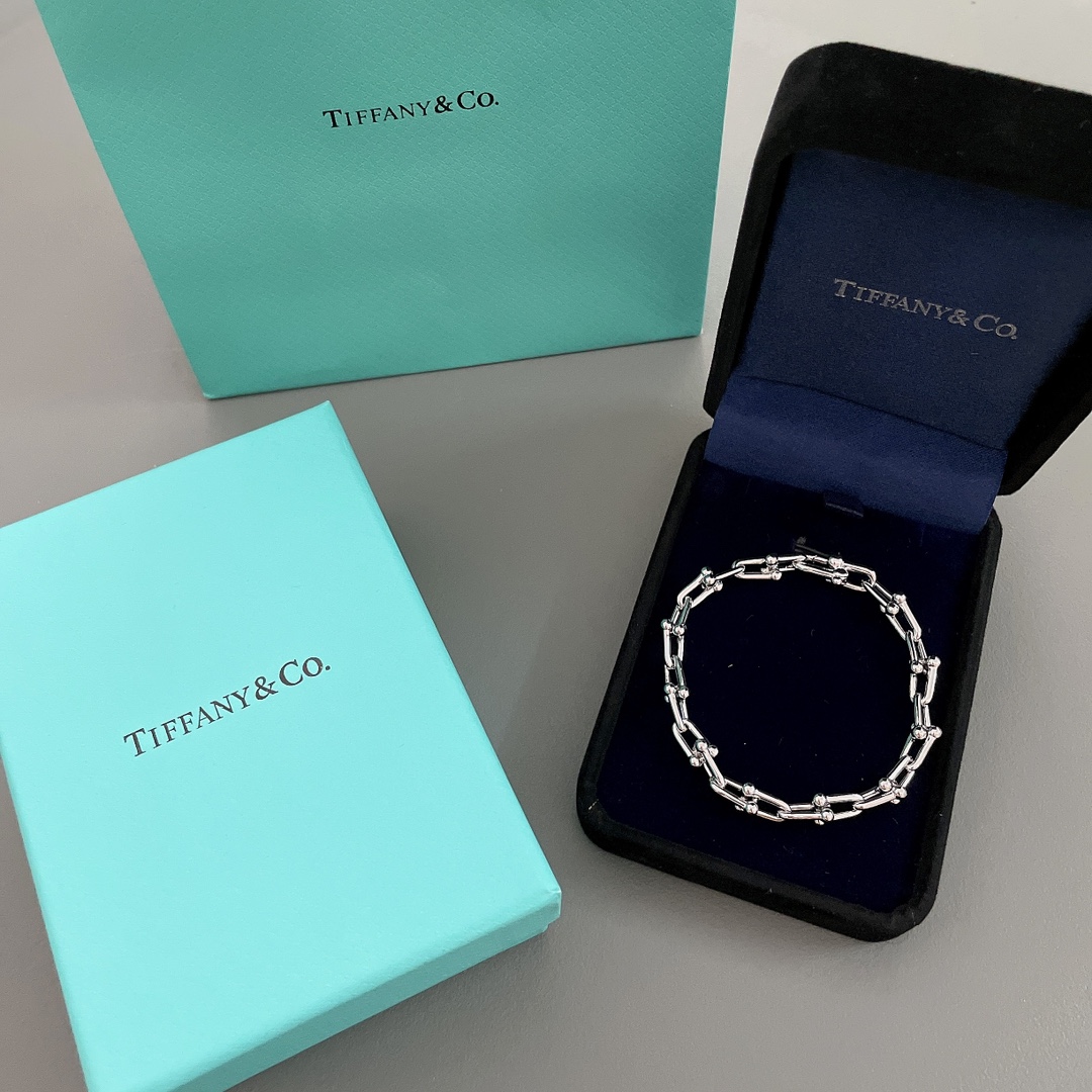 NO:633685,88220【T link bracelet】Z 33000, Tiff@ny HardWear series!  Fashionable metal feel, simple design, avant-garde style, sharp edges and corners, refractive gesture, fearless release of personality energy!  Interlocked and relaxed!  Size 17.5 in length, adjustable, every joint can be moved!  The polishing process is very beautiful and smooth!  The size Z purchased is a small one, so I made it in the same size as Z!  ,,bracelet,Cardia high-end jewelry1986090988220【T链环手链】Z 33000,Tiff@ny HardWear系列！时尚金属感,简约的设计前卫格调,鲜明棱角,折射率性姿态,个性能量无畏释放！环环相扣,张弛有度！尺寸17.5长度,可以调节,每一节关节处都是可以活动的！抛光工艺处理得非常靓丽光滑！Z购入的size是小号的,所以跟足Z一致的尺寸来做！,,bracelet,卡迪亚高端饰品,Jewelry