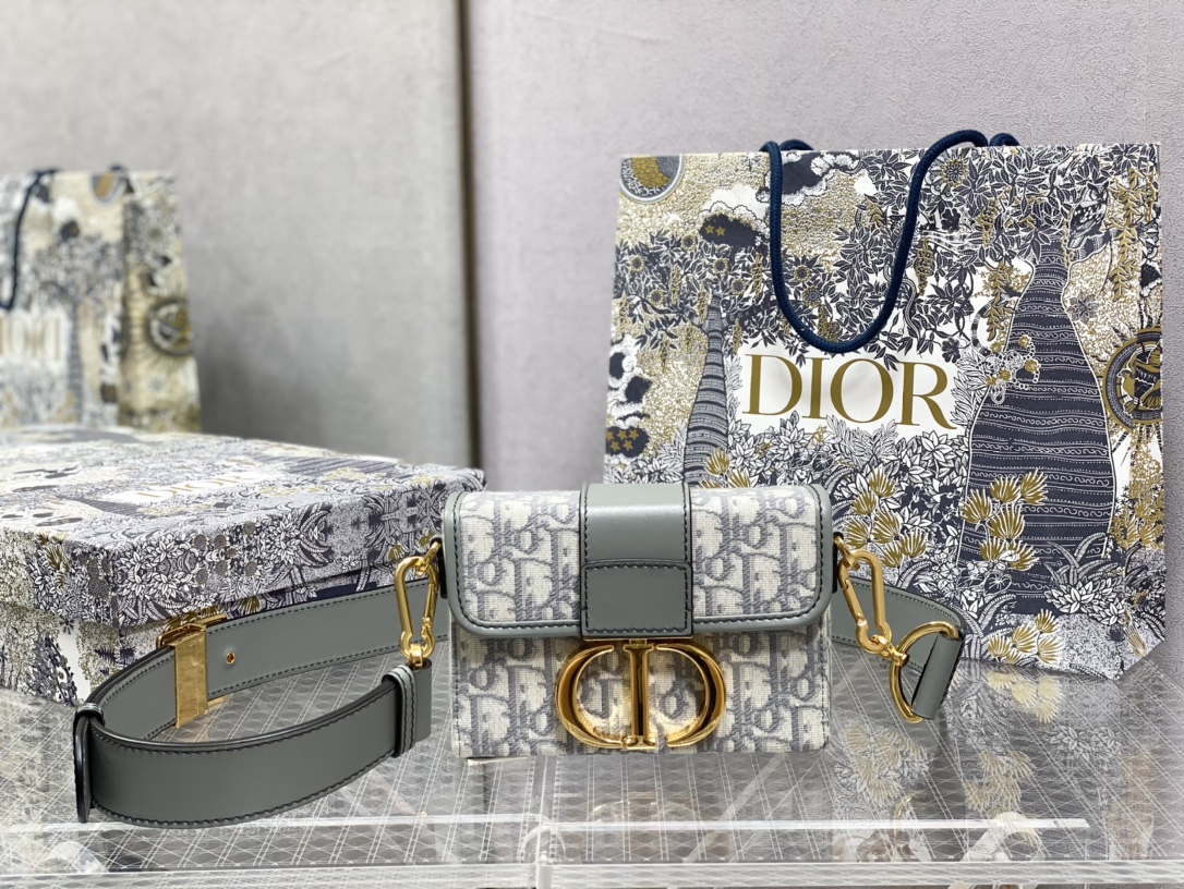 Último Montaigne Box 30 en gris piedra