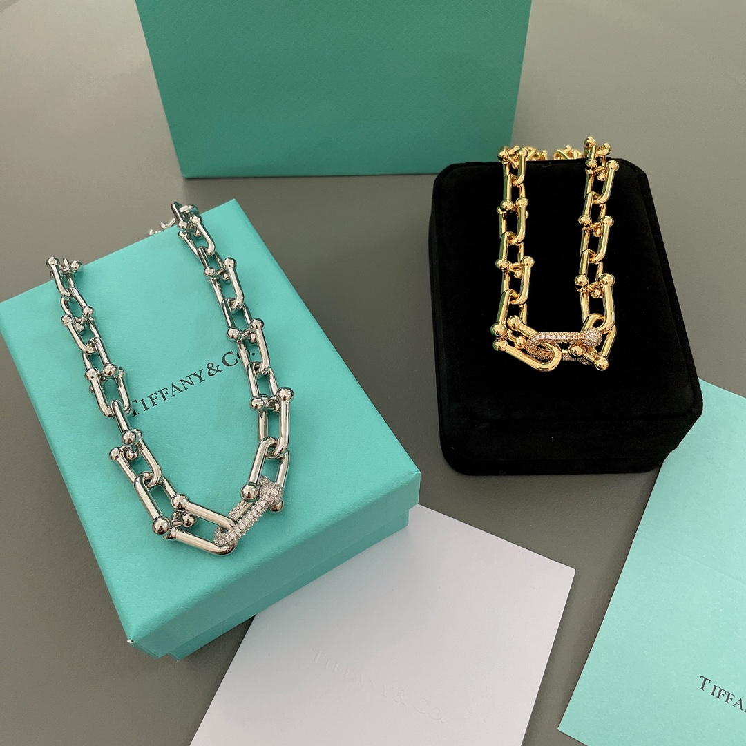 NO:633694,88320【T chain link with diamond necklace】Tiff@ny HardWear series!  Fashionable metal feel, simple design, avant-garde style, sharp edges and corners, refractive gesture, fearless release of personality energy!  Interlocked and relaxed!  Gold/silver, comes with a box!  Original box required!  The length can be adjusted, and it can be used as a choker or a necklace. From thick to thin links, each accessory is assembled and buckled by hand and fixed by spot welding. Then all the inlaid nail positions of the drill bits are all made by hand. It is a very heavy-duty necklace, and every joint can be moved!  The polishing process is very beautiful and smooth!  The two-color unisex model can be worn three times as a bracelet. The upper body is cool, high-end and fashionable!  ,,necklace,bracelet,Cardia high-end jewelry1986090988320【T链环带钻项链】Tiff@ny HardWear系列！时尚金属感,简约的设计前卫格调,鲜明棱角,折射率性姿态,个性能量无畏释放！环环相扣,张弛有度！金色/银色,配普盒！需要原装盒子另加！长短可以调节,可当Choker,可当项链,从粗到细的链接,每一个配件都是手工组装扣上去,在点焊固定住的,然后所有钻位的镶嵌钉位,全部是手工起的,非常重工的一条项链,每一节关节处都是可以活动的！抛光工艺处理得非常靓丽光滑！两色男女通用款,可绕三圈当手链佩戴,上身潮酷感,高级感,时髦感满满！,,necklace,bracelet,卡迪亚高端饰品,Jewelry