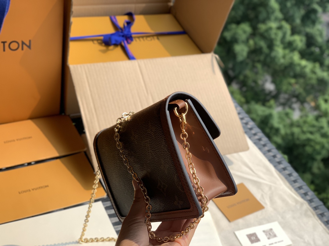 🌼 m68746尺寸18.5×12×5cm 买它没错！达芙妮woc时尚爆款一定有他的名字，也是二级市场 