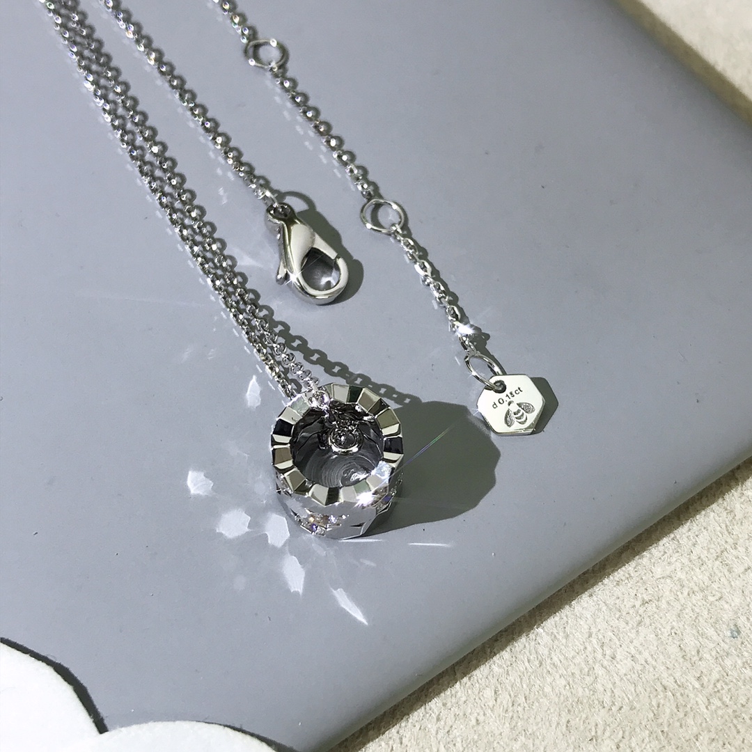 NO:688874,CHAUME#Bee my love honeycomb necklace, high quality supports any comparison. The whole product is pure CNC carving, the water chestnuts are three-dimensional and clean. The diamond hands are micro-inlaid, no diamonds will fall out, and there will be no black background. It is super shiny. The lettering and stenciling are complete and clear, and the texture is super good. Available in stock in platinum and champagne gold, 88240, chaumet, necklace, Cartier high-end jewelry19860909CHAUME#Bee my love 蜂巢项链,高品质支持任意对比 整件产品都纯CNC精雕,菱角立体干净 钻手微镶嵌,不掉钻更不会黑底,超级闪 字印钢印复刻齐全清晰,质感超级好 现货有白金色和香槟金色,88240,,chaumet,necklace,卡迪亚高端饰品,Jewelry