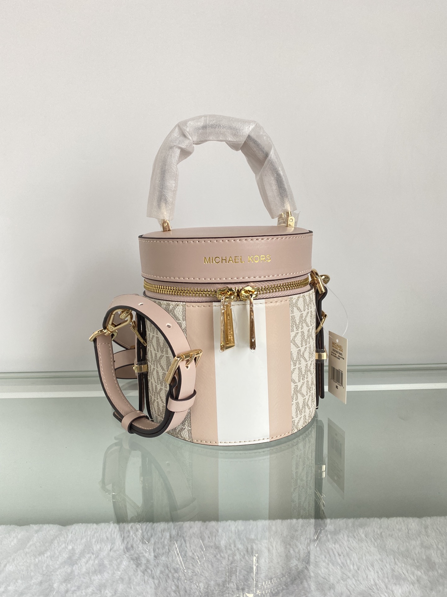 Michael Kors ～此款小圆筒手提斜挎包造型特别独特 融合潮流圆筒包型 彰显个性魅力 合理的空间设计能够轻松装下口红