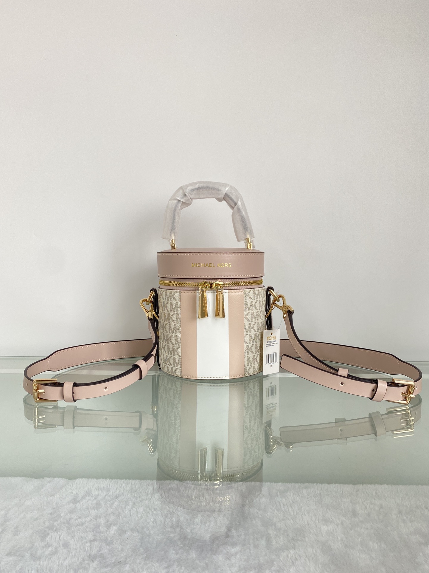 Michael Kors ～此款小圆筒手提斜挎包造型特别独特 融合潮流圆筒包型 彰显个性魅力 合理的空间设计能够轻松装下口红