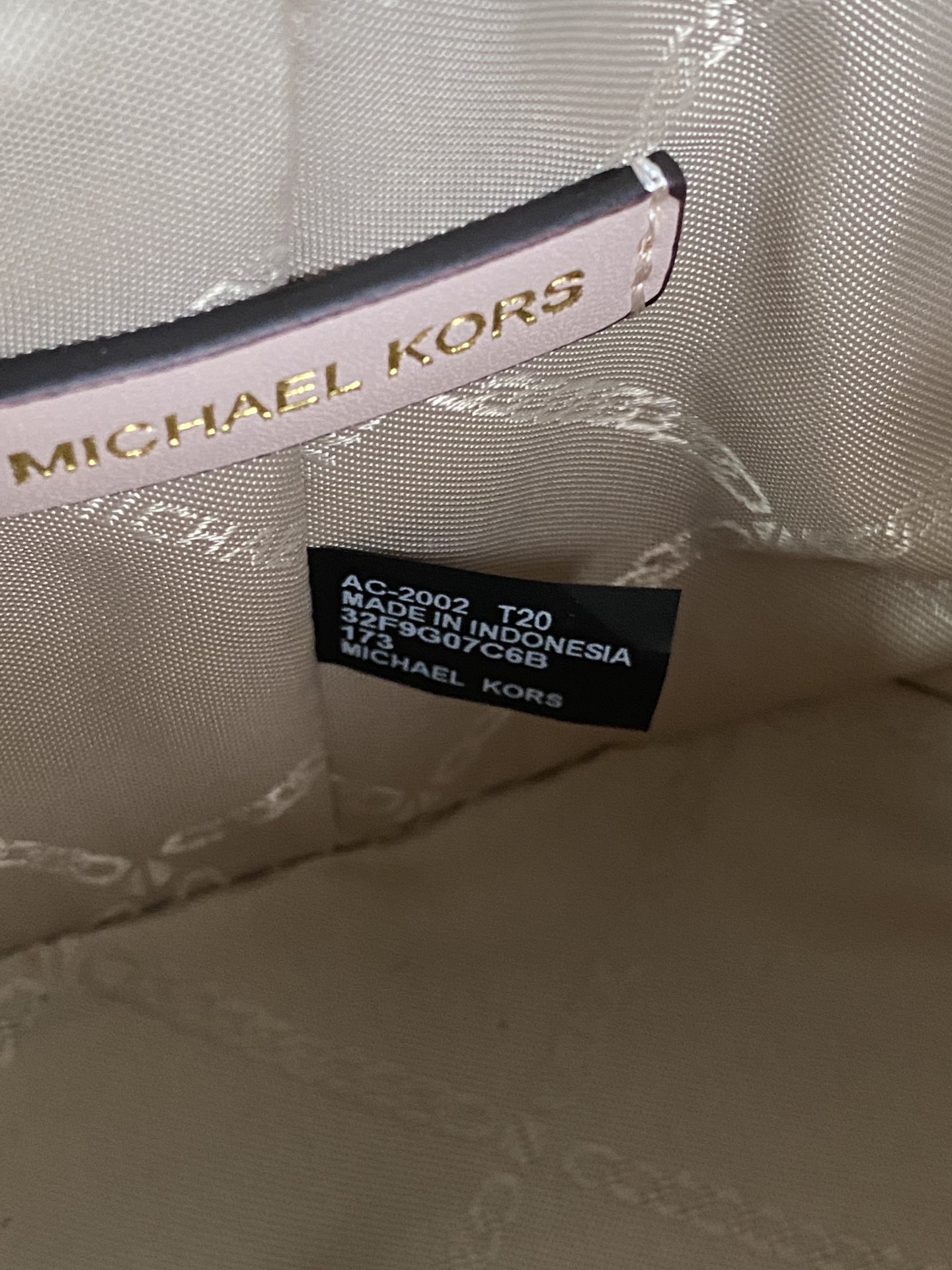Michael Kors ～此款小圆筒手提斜挎包造型特别独特 融合潮流圆筒包型 彰显个性魅力 合理的空间设计能够轻松装下口红