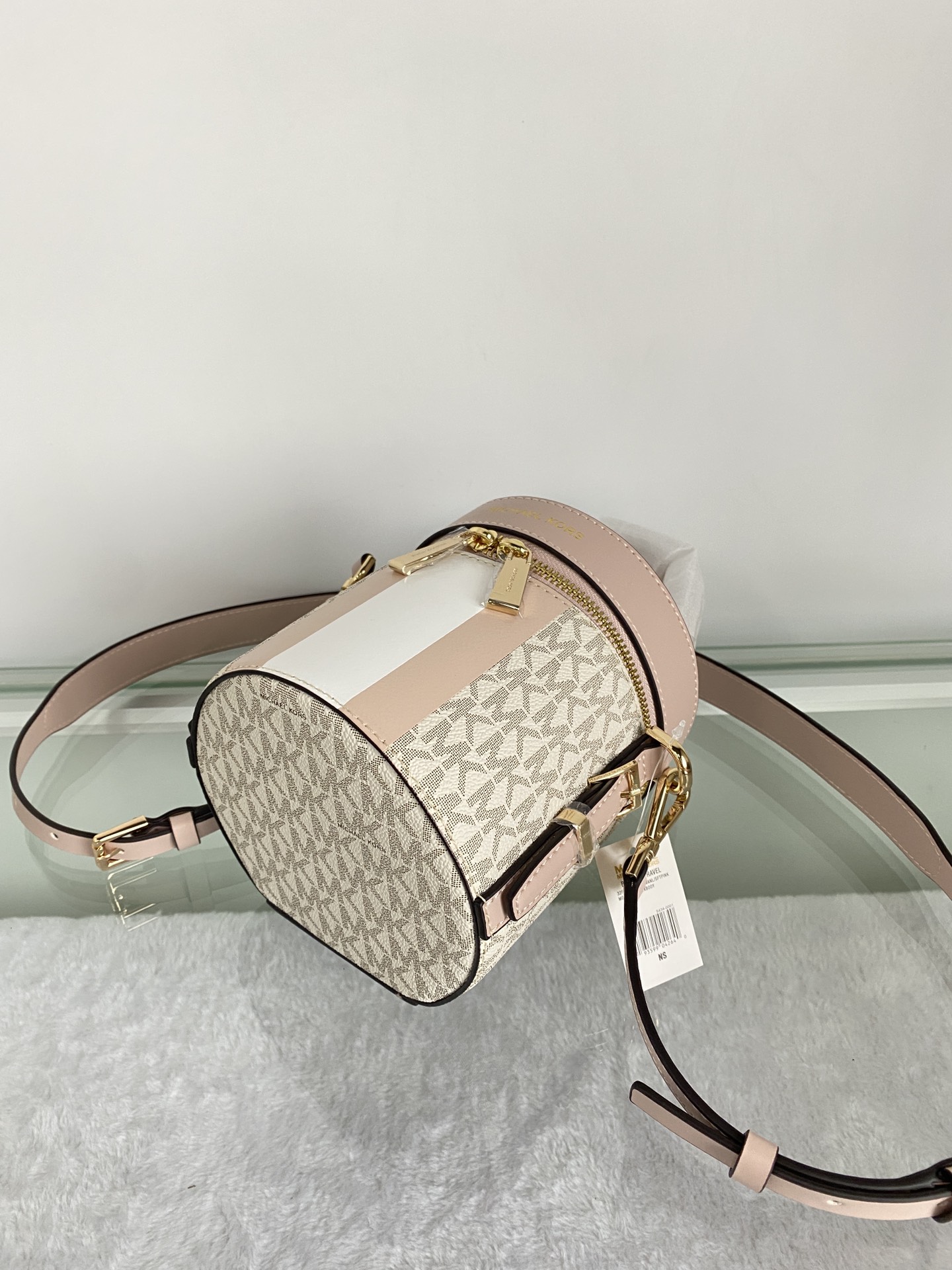 Michael Kors ～此款小圆筒手提斜挎包造型特别独特 融合潮流圆筒包型 彰显个性魅力 合理的空间设计能够轻松装下口红
