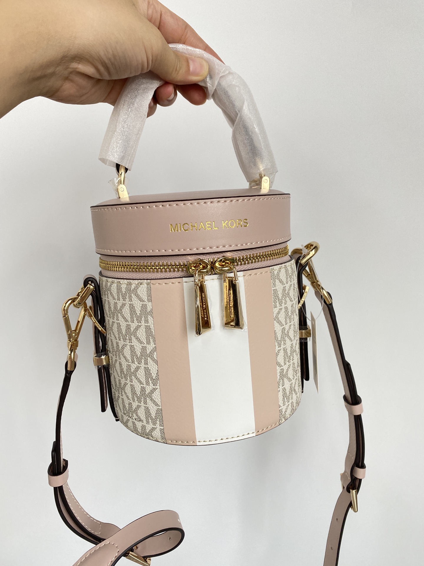Michael Kors ～此款小圆筒手提斜挎包造型特别独特 融合潮流圆筒包型 彰显个性魅力 合理的空间设计能够轻松装下口红