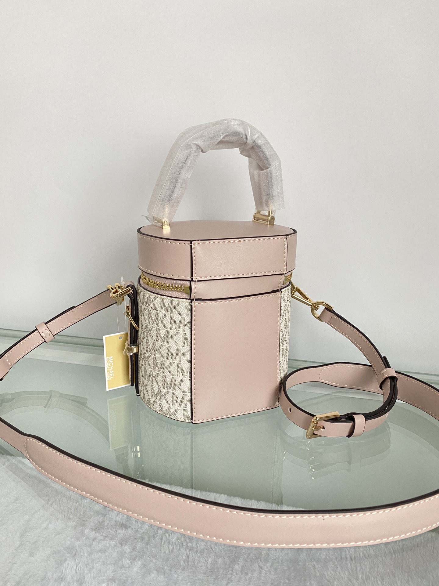 Michael Kors ～此款小圆筒手提斜挎包造型特别独特 融合潮流圆筒包型 彰显个性魅力 合理的空间设计能够轻松装下口红